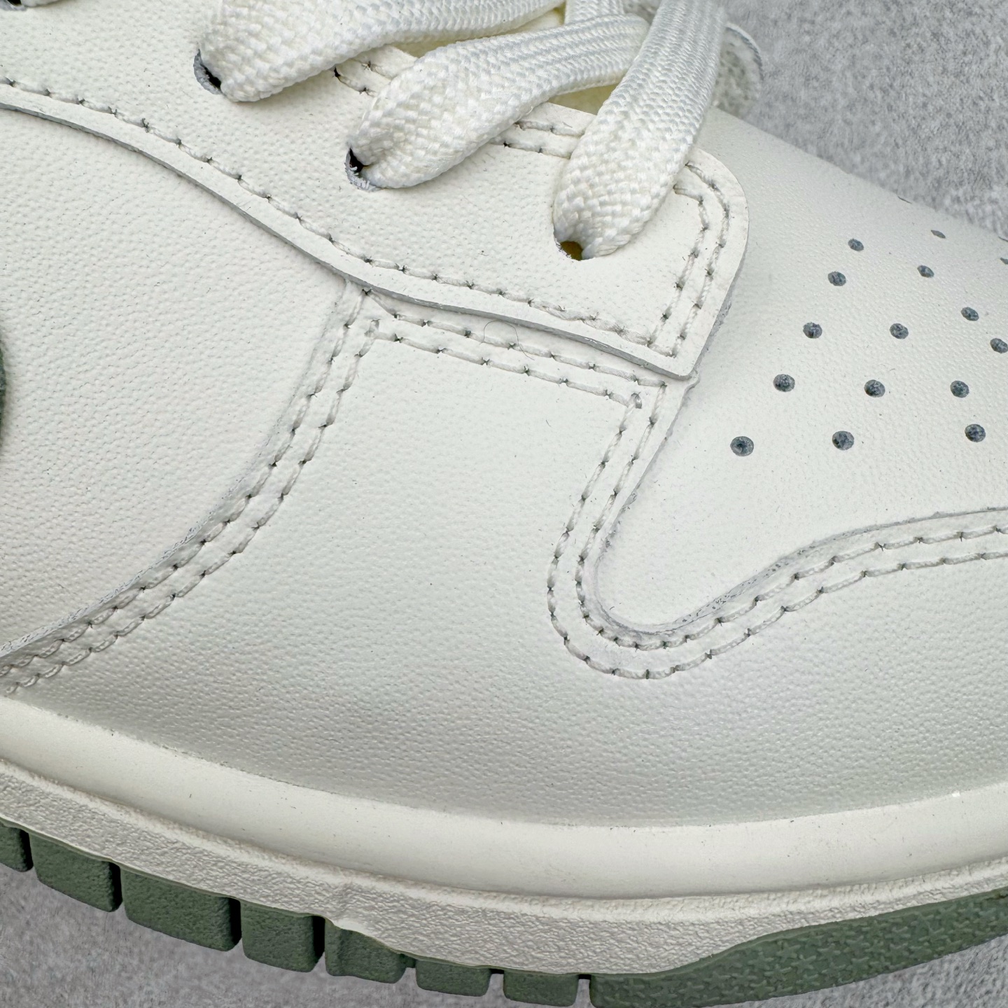 图片[18]-＃YC纯原 NK Dunk Low 心之希冀 WG0406-021 此款整体以杏仁白色为主色调，以纯净白调勾勒无畏底色，每一寸皮革，都镌刻着对自由的渴望；冷茶色Swoosh 如自由的笔触，轻绘出灵魂的不羁；浅绿鞋底，是踏遍山河的勇气。鞋侧“Born Free，Love and fearless”，是生命的箴言，让脚步追逐风的轨迹，拥抱光的无垠，在每一次起落间，绽放生命的光华。——生而自由，爱而无畏，心之所向，皆为希冀。定制系列天花板 无原鞋不开发 全系列得物原鞋一比一校对开发 配色持续更新中 终端对接 优势输出 全套原厂楦头原纸板数据档案倾力打造 原汁原味莞产 极致还原 圈内最强针车工艺 高端零售指定版 广东原厂配套原盒原标 鞋盒分三个尺码段 原厂冲刀 超高清洁度 全鞋零毛边皮料切割 采用原厂百宏鞋带以及原厂百宏织唛舌标 内标可供原厂几率过验 进口原装条纹中底布 四线拉帮白色点胶 原厂拉帮手法遵循公司 原厂电绣 极致还原 尺码：36 36.5 37.5 38 38.5 39 40 40.5 41 42 42.5 43 44 44.5 45 46-选品中心