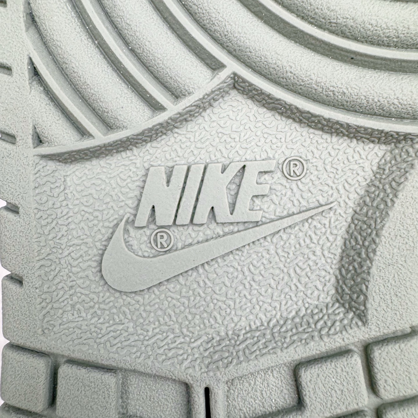 图片[19]-＃YC纯原 NK Dunk Low 心之希冀 WG0406-021 此款整体以杏仁白色为主色调，以纯净白调勾勒无畏底色，每一寸皮革，都镌刻着对自由的渴望；冷茶色Swoosh 如自由的笔触，轻绘出灵魂的不羁；浅绿鞋底，是踏遍山河的勇气。鞋侧“Born Free，Love and fearless”，是生命的箴言，让脚步追逐风的轨迹，拥抱光的无垠，在每一次起落间，绽放生命的光华。——生而自由，爱而无畏，心之所向，皆为希冀。定制系列天花板 无原鞋不开发 全系列得物原鞋一比一校对开发 配色持续更新中 终端对接 优势输出 全套原厂楦头原纸板数据档案倾力打造 原汁原味莞产 极致还原 圈内最强针车工艺 高端零售指定版 广东原厂配套原盒原标 鞋盒分三个尺码段 原厂冲刀 超高清洁度 全鞋零毛边皮料切割 采用原厂百宏鞋带以及原厂百宏织唛舌标 内标可供原厂几率过验 进口原装条纹中底布 四线拉帮白色点胶 原厂拉帮手法遵循公司 原厂电绣 极致还原 尺码：36 36.5 37.5 38 38.5 39 40 40.5 41 42 42.5 43 44 44.5 45 46-选品中心