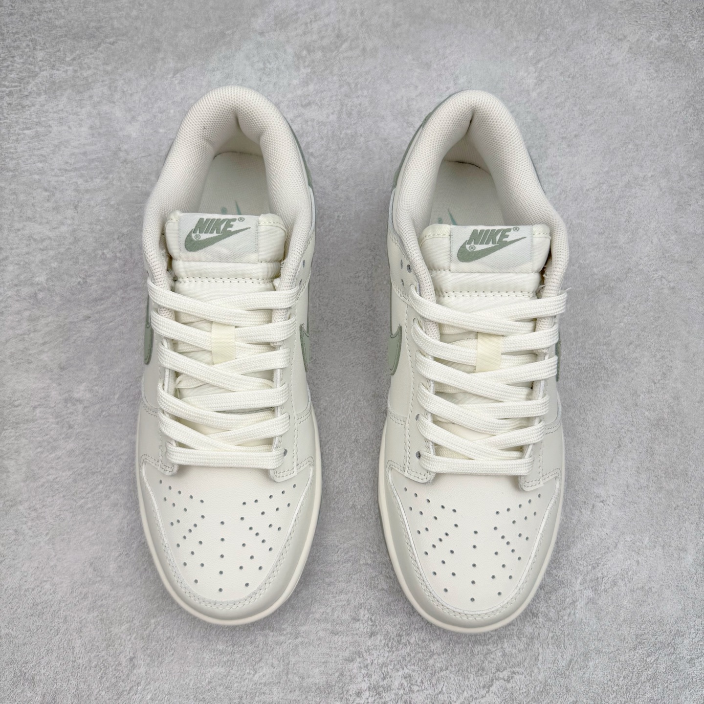 图片[2]-＃YC纯原 NK Dunk Low 心之希冀 WG0406-021 此款整体以杏仁白色为主色调，以纯净白调勾勒无畏底色，每一寸皮革，都镌刻着对自由的渴望；冷茶色Swoosh 如自由的笔触，轻绘出灵魂的不羁；浅绿鞋底，是踏遍山河的勇气。鞋侧“Born Free，Love and fearless”，是生命的箴言，让脚步追逐风的轨迹，拥抱光的无垠，在每一次起落间，绽放生命的光华。——生而自由，爱而无畏，心之所向，皆为希冀。定制系列天花板 无原鞋不开发 全系列得物原鞋一比一校对开发 配色持续更新中 终端对接 优势输出 全套原厂楦头原纸板数据档案倾力打造 原汁原味莞产 极致还原 圈内最强针车工艺 高端零售指定版 广东原厂配套原盒原标 鞋盒分三个尺码段 原厂冲刀 超高清洁度 全鞋零毛边皮料切割 采用原厂百宏鞋带以及原厂百宏织唛舌标 内标可供原厂几率过验 进口原装条纹中底布 四线拉帮白色点胶 原厂拉帮手法遵循公司 原厂电绣 极致还原 尺码：36 36.5 37.5 38 38.5 39 40 40.5 41 42 42.5 43 44 44.5 45 46-选品中心