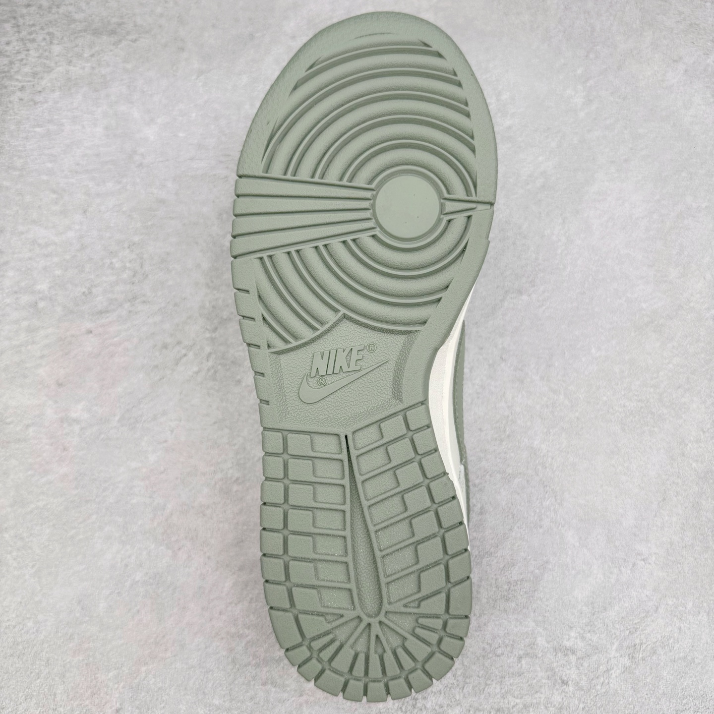 图片[9]-＃YC纯原 NK Dunk Low 心之希冀 WG0406-021 此款整体以杏仁白色为主色调，以纯净白调勾勒无畏底色，每一寸皮革，都镌刻着对自由的渴望；冷茶色Swoosh 如自由的笔触，轻绘出灵魂的不羁；浅绿鞋底，是踏遍山河的勇气。鞋侧“Born Free，Love and fearless”，是生命的箴言，让脚步追逐风的轨迹，拥抱光的无垠，在每一次起落间，绽放生命的光华。——生而自由，爱而无畏，心之所向，皆为希冀。定制系列天花板 无原鞋不开发 全系列得物原鞋一比一校对开发 配色持续更新中 终端对接 优势输出 全套原厂楦头原纸板数据档案倾力打造 原汁原味莞产 极致还原 圈内最强针车工艺 高端零售指定版 广东原厂配套原盒原标 鞋盒分三个尺码段 原厂冲刀 超高清洁度 全鞋零毛边皮料切割 采用原厂百宏鞋带以及原厂百宏织唛舌标 内标可供原厂几率过验 进口原装条纹中底布 四线拉帮白色点胶 原厂拉帮手法遵循公司 原厂电绣 极致还原 尺码：36 36.5 37.5 38 38.5 39 40 40.5 41 42 42.5 43 44 44.5 45 46-选品中心