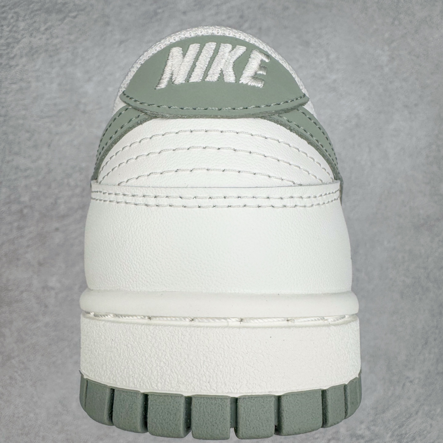 图片[8]-＃YC纯原 NK Dunk Low 心之希冀 WG0406-021 此款整体以杏仁白色为主色调，以纯净白调勾勒无畏底色，每一寸皮革，都镌刻着对自由的渴望；冷茶色Swoosh 如自由的笔触，轻绘出灵魂的不羁；浅绿鞋底，是踏遍山河的勇气。鞋侧“Born Free，Love and fearless”，是生命的箴言，让脚步追逐风的轨迹，拥抱光的无垠，在每一次起落间，绽放生命的光华。——生而自由，爱而无畏，心之所向，皆为希冀。定制系列天花板 无原鞋不开发 全系列得物原鞋一比一校对开发 配色持续更新中 终端对接 优势输出 全套原厂楦头原纸板数据档案倾力打造 原汁原味莞产 极致还原 圈内最强针车工艺 高端零售指定版 广东原厂配套原盒原标 鞋盒分三个尺码段 原厂冲刀 超高清洁度 全鞋零毛边皮料切割 采用原厂百宏鞋带以及原厂百宏织唛舌标 内标可供原厂几率过验 进口原装条纹中底布 四线拉帮白色点胶 原厂拉帮手法遵循公司 原厂电绣 极致还原 尺码：36 36.5 37.5 38 38.5 39 40 40.5 41 42 42.5 43 44 44.5 45 46-选品中心