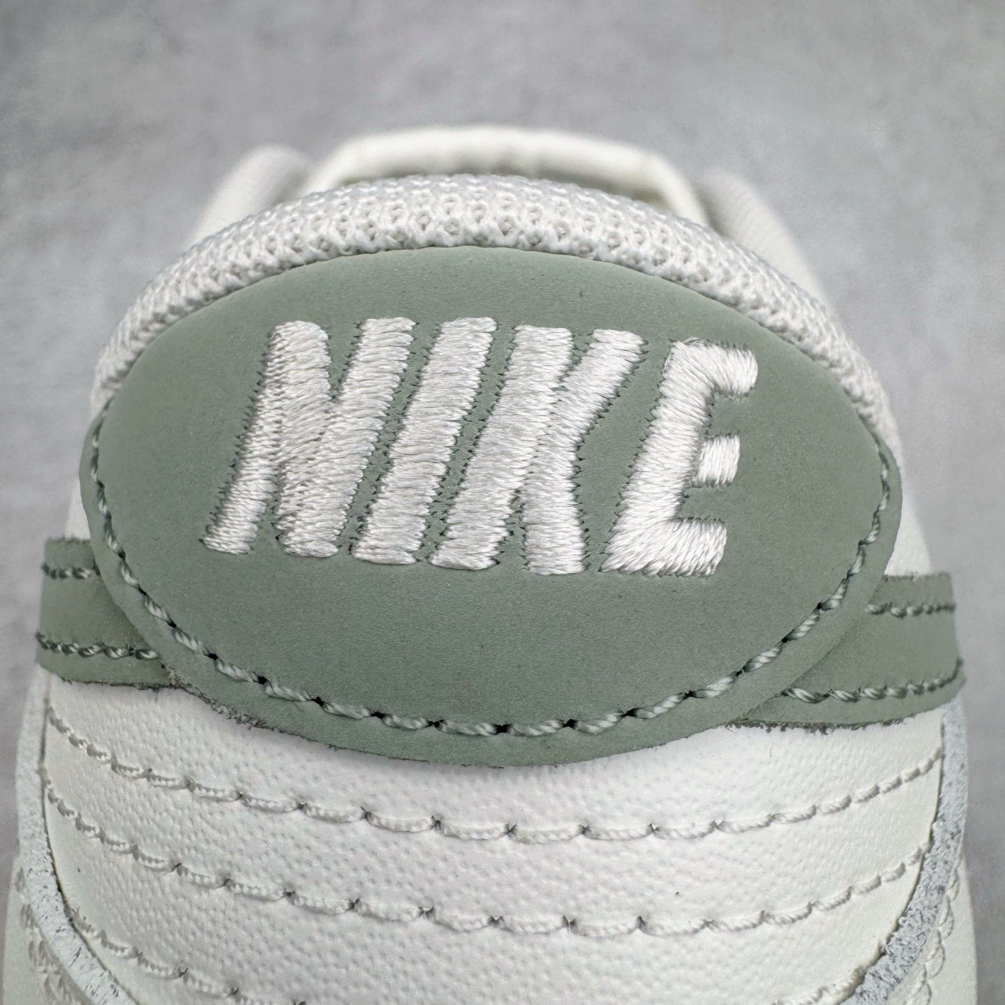 图片[15]-＃YC纯原 NK Dunk Low 心之希冀 WG0406-021 此款整体以杏仁白色为主色调，以纯净白调勾勒无畏底色，每一寸皮革，都镌刻着对自由的渴望；冷茶色Swoosh 如自由的笔触，轻绘出灵魂的不羁；浅绿鞋底，是踏遍山河的勇气。鞋侧“Born Free，Love and fearless”，是生命的箴言，让脚步追逐风的轨迹，拥抱光的无垠，在每一次起落间，绽放生命的光华。——生而自由，爱而无畏，心之所向，皆为希冀。定制系列天花板 无原鞋不开发 全系列得物原鞋一比一校对开发 配色持续更新中 终端对接 优势输出 全套原厂楦头原纸板数据档案倾力打造 原汁原味莞产 极致还原 圈内最强针车工艺 高端零售指定版 广东原厂配套原盒原标 鞋盒分三个尺码段 原厂冲刀 超高清洁度 全鞋零毛边皮料切割 采用原厂百宏鞋带以及原厂百宏织唛舌标 内标可供原厂几率过验 进口原装条纹中底布 四线拉帮白色点胶 原厂拉帮手法遵循公司 原厂电绣 极致还原 尺码：36 36.5 37.5 38 38.5 39 40 40.5 41 42 42.5 43 44 44.5 45 46-选品中心