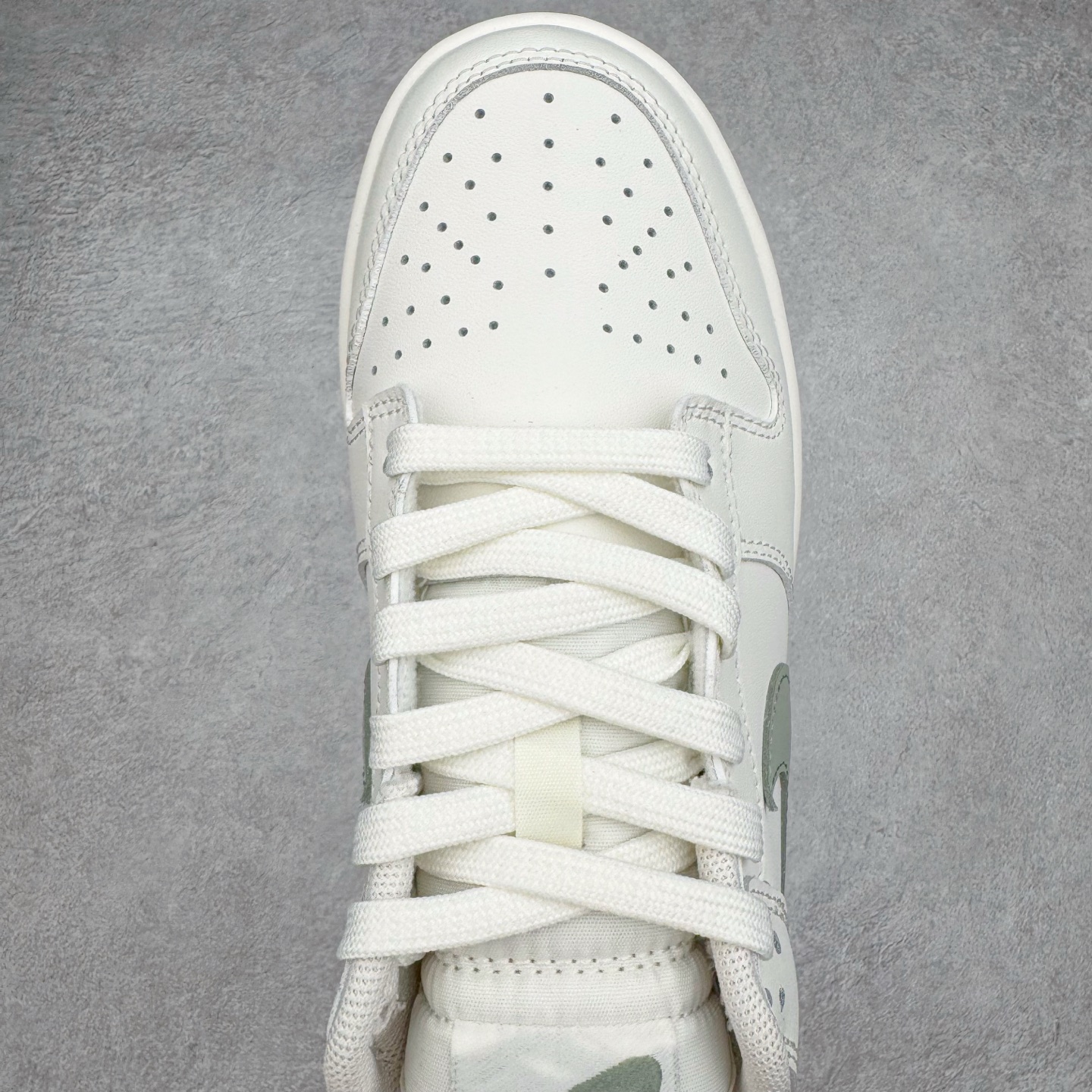 图片[4]-＃YC纯原 NK Dunk Low 心之希冀 WG0406-021 此款整体以杏仁白色为主色调，以纯净白调勾勒无畏底色，每一寸皮革，都镌刻着对自由的渴望；冷茶色Swoosh 如自由的笔触，轻绘出灵魂的不羁；浅绿鞋底，是踏遍山河的勇气。鞋侧“Born Free，Love and fearless”，是生命的箴言，让脚步追逐风的轨迹，拥抱光的无垠，在每一次起落间，绽放生命的光华。——生而自由，爱而无畏，心之所向，皆为希冀。定制系列天花板 无原鞋不开发 全系列得物原鞋一比一校对开发 配色持续更新中 终端对接 优势输出 全套原厂楦头原纸板数据档案倾力打造 原汁原味莞产 极致还原 圈内最强针车工艺 高端零售指定版 广东原厂配套原盒原标 鞋盒分三个尺码段 原厂冲刀 超高清洁度 全鞋零毛边皮料切割 采用原厂百宏鞋带以及原厂百宏织唛舌标 内标可供原厂几率过验 进口原装条纹中底布 四线拉帮白色点胶 原厂拉帮手法遵循公司 原厂电绣 极致还原 尺码：36 36.5 37.5 38 38.5 39 40 40.5 41 42 42.5 43 44 44.5 45 46-选品中心