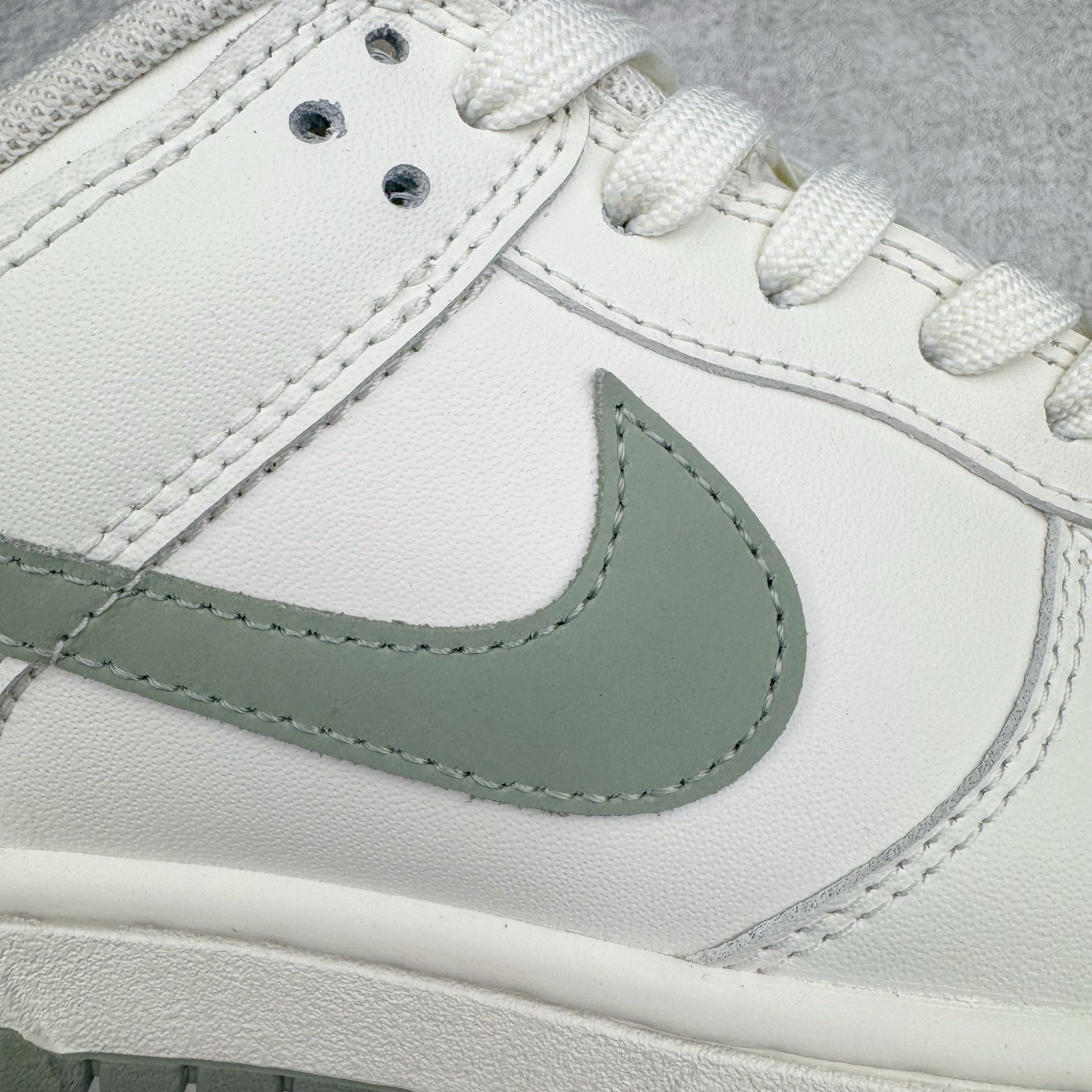 图片[17]-＃YC纯原 NK Dunk Low 心之希冀 WG0406-021 此款整体以杏仁白色为主色调，以纯净白调勾勒无畏底色，每一寸皮革，都镌刻着对自由的渴望；冷茶色Swoosh 如自由的笔触，轻绘出灵魂的不羁；浅绿鞋底，是踏遍山河的勇气。鞋侧“Born Free，Love and fearless”，是生命的箴言，让脚步追逐风的轨迹，拥抱光的无垠，在每一次起落间，绽放生命的光华。——生而自由，爱而无畏，心之所向，皆为希冀。定制系列天花板 无原鞋不开发 全系列得物原鞋一比一校对开发 配色持续更新中 终端对接 优势输出 全套原厂楦头原纸板数据档案倾力打造 原汁原味莞产 极致还原 圈内最强针车工艺 高端零售指定版 广东原厂配套原盒原标 鞋盒分三个尺码段 原厂冲刀 超高清洁度 全鞋零毛边皮料切割 采用原厂百宏鞋带以及原厂百宏织唛舌标 内标可供原厂几率过验 进口原装条纹中底布 四线拉帮白色点胶 原厂拉帮手法遵循公司 原厂电绣 极致还原 尺码：36 36.5 37.5 38 38.5 39 40 40.5 41 42 42.5 43 44 44.5 45 46-选品中心