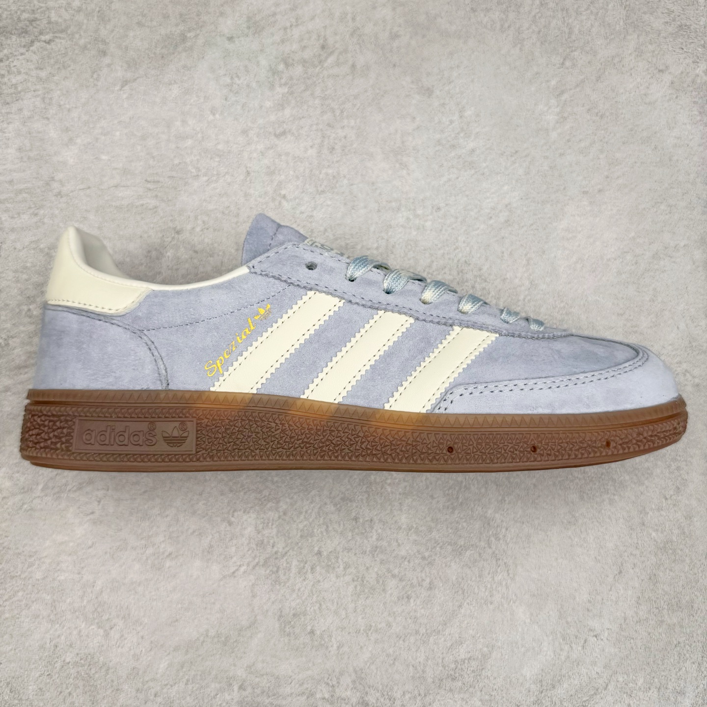 AD Originals Handball SPZL 手球运动员系列百搭休闲运动板鞋 KJ5933 这款来自阿迪达斯的这款HANDBALL SPZL前身是一双手球运动鞋，这一次拿来复刻，所以鞋面的主要色彩选用了黑色， 鞋面外侧除了Spezial字母之外还有三叶草标志。Handball SPZL作为复古手球训练鞋与作为室内足球鞋的Samba有着异曲同工之处，但是质感更为出众的鞋身以及丰富的配色选择比起Samba来讲可以说是更胜一筹了！尺码：36 36⅔ 37⅓ 38 38⅔ 39⅓ 40 40⅔ 41⅓ 42 42⅔ 43⅓ 44 45-选品中心