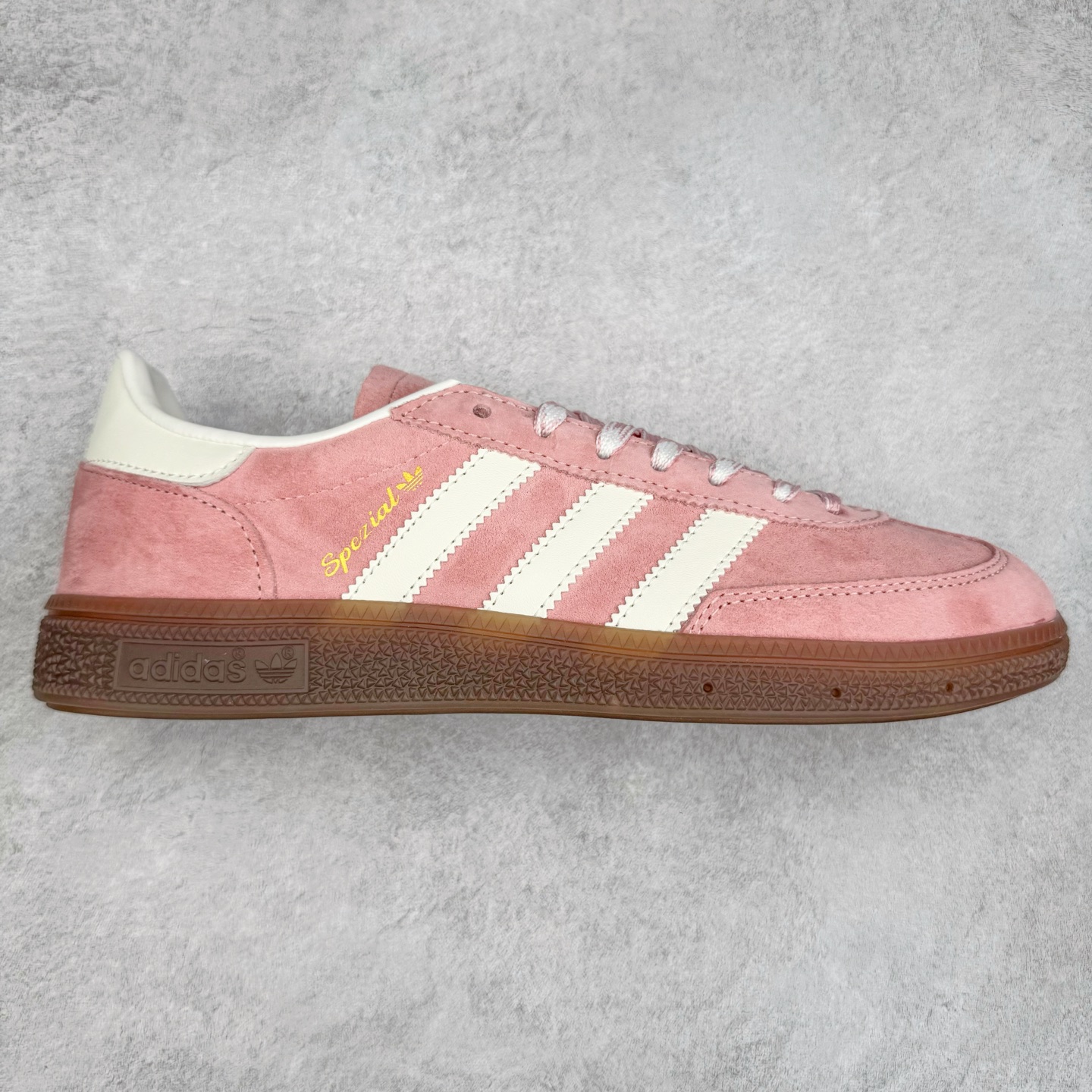 AD Originals Handball SPZL 手球运动员系列百搭休闲运动板鞋 KJ6305 这款来自阿迪达斯的这款HANDBALL SPZL前身是一双手球运动鞋，这一次拿来复刻，所以鞋面的主要色彩选用了黑色， 鞋面外侧除了Spezial字母之外还有三叶草标志。Handball SPZL作为复古手球训练鞋与作为室内足球鞋的Samba有着异曲同工之处，但是质感更为出众的鞋身以及丰富的配色选择比起Samba来讲可以说是更胜一筹了！尺码：36 36⅔ 37⅓ 38 38⅔ 39⅓ 40 40⅔ 41⅓ 42 42⅔ 43⅓ 44 45-选品中心