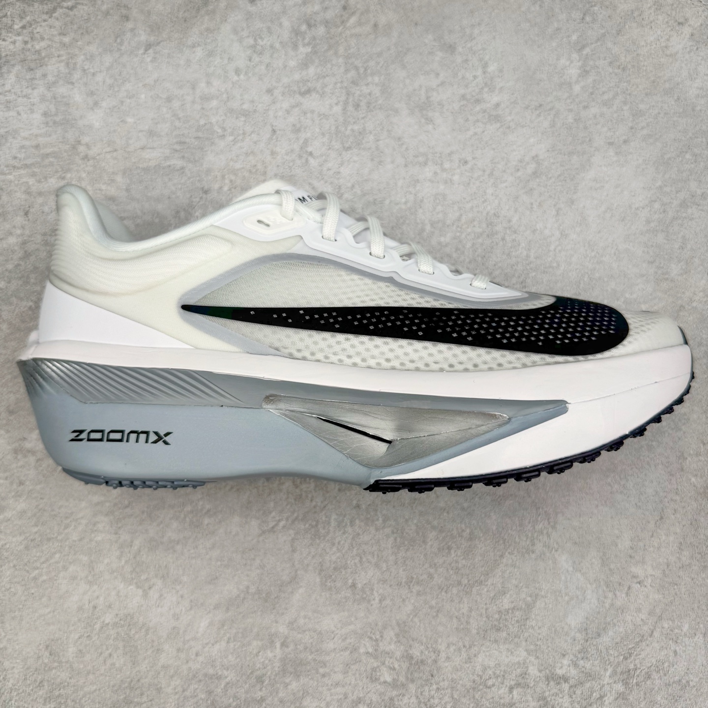 ＃TG纯原 NK ZoomX Invincible Run Flyknit 6 轻量跑鞋 飞织低帮休闲运动慢跑鞋 厚底增高 老爹鞋 此鞋专为短跑运动员而生 是为 5 至 10 公里距离的赛事和训练打造 整体设计采用流线型的轻质工程网眼材质构成鞋面 并与其他 Running 旗舰鞋款同样搭载全脚掌 ZoomX 缓冲中底 搭配 Pebax 物料与橡胶外底 ZoomX StreakFly 首发配色以Prototype呈现 其灵感是来自开发期间的磨损测试 透过编号的标记与内侧的预期跑步距离突出研发过程 尺码：36 36.5 37.5 38 38.5 39 40 40.5 41 42 42.5 43 44 45-选品中心