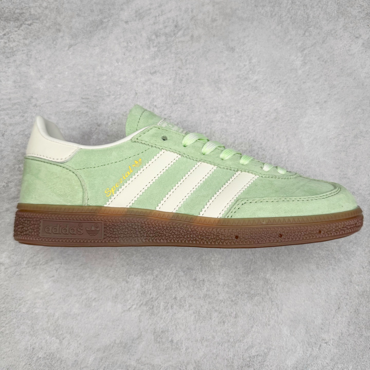 AD Originals Handball SPZL 手球运动员系列百搭休闲运动板鞋 KI6932 这款来自阿迪达斯的这款HANDBALL SPZL前身是一双手球运动鞋，这一次拿来复刻，所以鞋面的主要色彩选用了黑色， 鞋面外侧除了Spezial字母之外还有三叶草标志。Handball SPZL作为复古手球训练鞋与作为室内足球鞋的Samba有着异曲同工之处，但是质感更为出众的鞋身以及丰富的配色选择比起Samba来讲可以说是更胜一筹了！尺码：36 36⅔ 37⅓ 38 38⅔ 39⅓ 40 40⅔ 41⅓ 42 42⅔ 43⅓ 44 45-选品中心