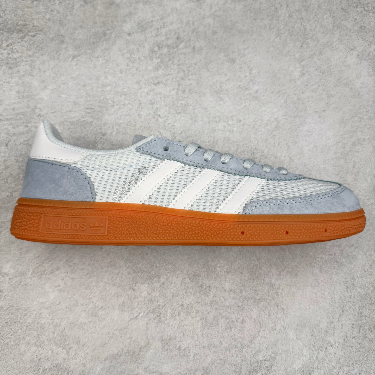 AD Originals Handball SPZL 手球运动员系列百搭休闲运动板鞋 JI2656 这款来自阿迪达斯的这款HANDBALL SPZL前身是一双手球运动鞋，这一次拿来复刻，所以鞋面的主要色彩选用了黑色， 鞋面外侧除了Spezial字母之外还有三叶草标志。Handball SPZL作为复古手球训练鞋与作为室内足球鞋的Samba有着异曲同工之处，但是质感更为出众的鞋身以及丰富的配色选择比起Samba来讲可以说是更胜一筹了！尺码：36 36⅔ 37⅓ 38 38⅔ 39⅓ 40 40⅔ 41⅓ 42 42⅔ 43⅓ 44 45-选品中心