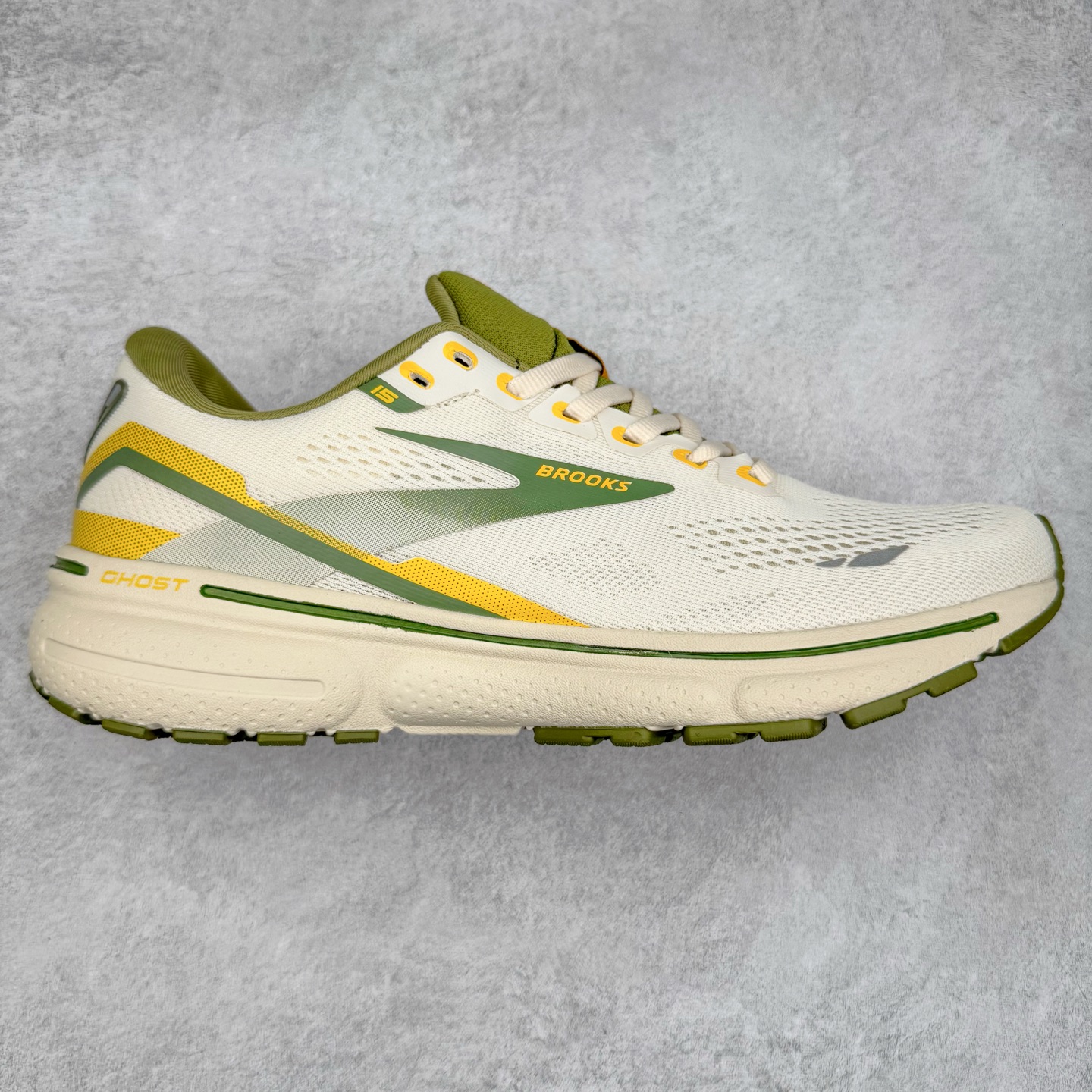 Brooks布鲁克斯 Ghost 15 马拉松舒适百搭防滑耐磨低帮跑步鞋 Brooks 四大跑鞋之一 百年品牌 跑鞋从外形上基本就能判断这是一款速度跑鞋 简洁干练的外形结构和极强的运动流线型看着非常有速度感 上脚的第一感觉是非常轻 美码9码的鞋单只206g不到 从个人偏好来说 200g左右的竞速鞋最具安全感 鞋面采用单层网布 很薄 前掌使用了大量开放式网眼 排气直接快速 透气性上乘 鞋舌也是轻量化设计 仅为一层麂皮 和脚背完美贴合 鞋舌中央有个防偏穿孔 从实际穿着来看 通常鞋舌都是外偏 如果是防偏穿孔位于中心 防偏效果其实并不十分有效 如果采用趋外侧的偏心设计更有效 鞋帮泡棉填充量不大 但非常紧凑 贴合舒适 包裹稳固 内置硬质TPU保证必要的稳定性 跑鞋中底采用的是DNA FLASH科技材料 DNA FLASH中底科技 是Brooks第一款将氮气注入中底的创新科技 主要原理是借助“超临界流体”发泡技术 将液态氮稳定的转化为气态氮 并使其均匀地形成无数紧密贴合的密闭式气囊结构 尺码：36 36.5 37.5 38 38.5 39 40 40.5 41 42 42.5 43 44 44.5 45 46-选品中心