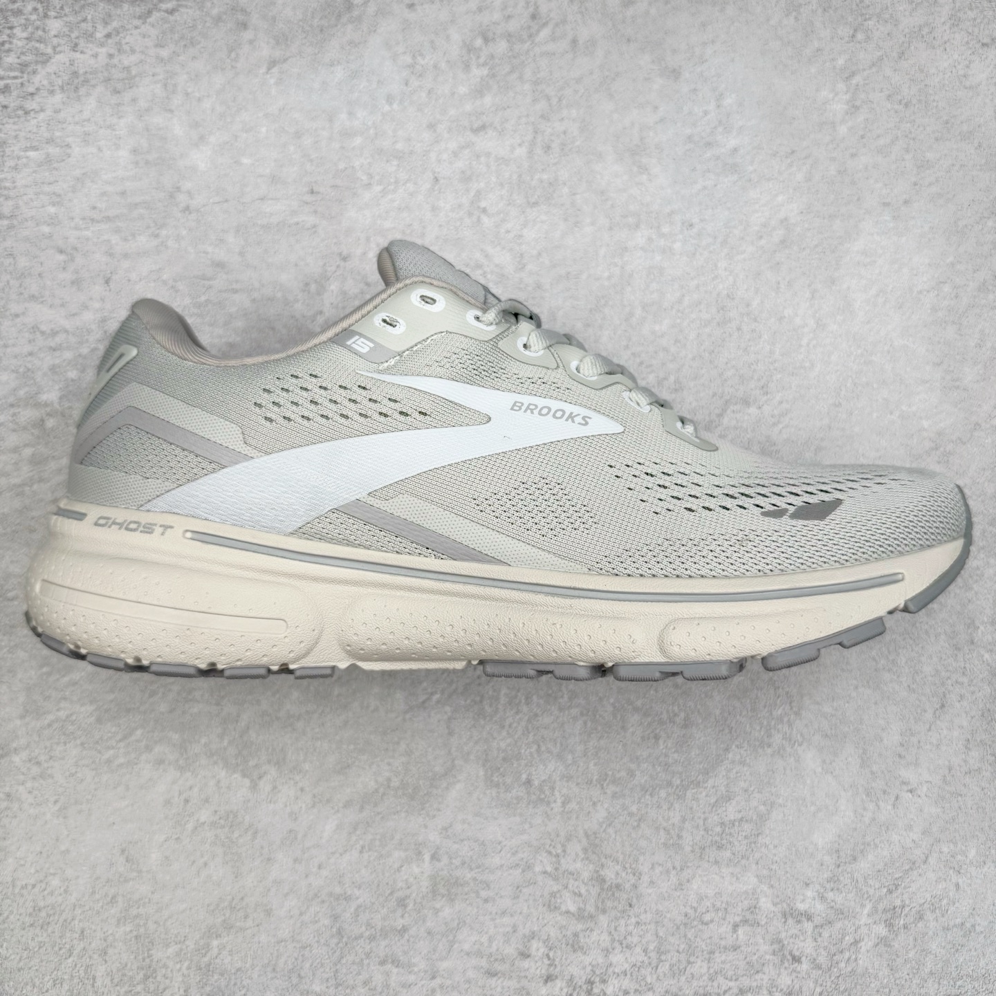 Brooks布鲁克斯 Ghost 15 马拉松舒适百搭防滑耐磨低帮跑步鞋 Brooks 四大跑鞋之一 百年品牌 跑鞋从外形上基本就能判断这是一款速度跑鞋 简洁干练的外形结构和极强的运动流线型看着非常有速度感 上脚的第一感觉是非常轻 美码9码的鞋单只206g不到 从个人偏好来说 200g左右的竞速鞋最具安全感 鞋面采用单层网布 很薄 前掌使用了大量开放式网眼 排气直接快速 透气性上乘 鞋舌也是轻量化设计 仅为一层麂皮 和脚背完美贴合 鞋舌中央有个防偏穿孔 从实际穿着来看 通常鞋舌都是外偏 如果是防偏穿孔位于中心 防偏效果其实并不十分有效 如果采用趋外侧的偏心设计更有效 鞋帮泡棉填充量不大 但非常紧凑 贴合舒适 包裹稳固 内置硬质TPU保证必要的稳定性 跑鞋中底采用的是DNA FLASH科技材料 DNA FLASH中底科技 是Brooks第一款将氮气注入中底的创新科技 主要原理是借助“超临界流体”发泡技术 将液态氮稳定的转化为气态氮 并使其均匀地形成无数紧密贴合的密闭式气囊结构 尺码：36 36.5 37.5 38 38.5 39 40 40.5 41 42 42.5 43 44 44.5 45 46-选品中心