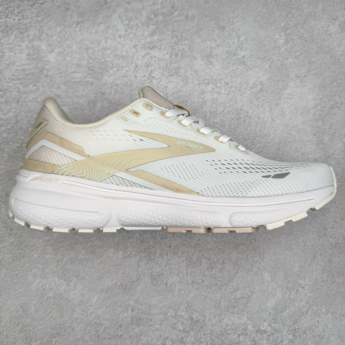 Brooks布鲁克斯 Ghost 15 马拉松舒适百搭防滑耐磨低帮跑步鞋 Brooks 四大跑鞋之一 百年品牌 跑鞋从外形上基本就能判断这是一款速度跑鞋 简洁干练的外形结构和极强的运动流线型看着非常有速度感 上脚的第一感觉是非常轻 美码9码的鞋单只206g不到 从个人偏好来说 200g左右的竞速鞋最具安全感 鞋面采用单层网布 很薄 前掌使用了大量开放式网眼 排气直接快速 透气性上乘 鞋舌也是轻量化设计 仅为一层麂皮 和脚背完美贴合 鞋舌中央有个防偏穿孔 从实际穿着来看 通常鞋舌都是外偏 如果是防偏穿孔位于中心 防偏效果其实并不十分有效 如果采用趋外侧的偏心设计更有效 鞋帮泡棉填充量不大 但非常紧凑 贴合舒适 包裹稳固 内置硬质TPU保证必要的稳定性 跑鞋中底采用的是DNA FLASH科技材料 DNA FLASH中底科技 是Brooks第一款将氮气注入中底的创新科技 主要原理是借助“超临界流体”发泡技术 将液态氮稳定的转化为气态氮 并使其均匀地形成无数紧密贴合的密闭式气囊结构 尺码：36 36.5 37.5 38 38.5 39 40 40.5 41 42 42.5 43 44 44.5 45 46-选品中心