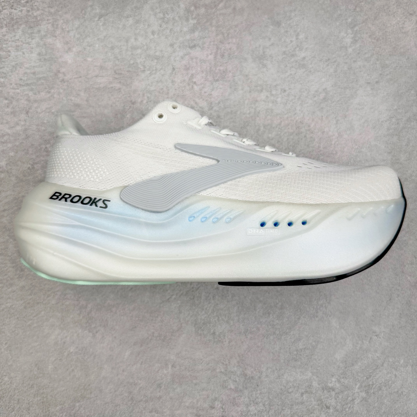 Brooks布鲁克斯 Ghost Max 2 运动舒适防滑耐磨低帮跑步鞋 实拍调校N版已经零色差零失真 百分百还原实物色彩所见即所得 不存在货不对板色差等低级问题 选购参考实物拍摄 不混卖不参货 只用心做好货严格选品 承诺混一赔十 尺码：36 36.5 37.5 38 38.5 39 40 40.5 41 42 42.5 43 44 44.5 45-选品中心