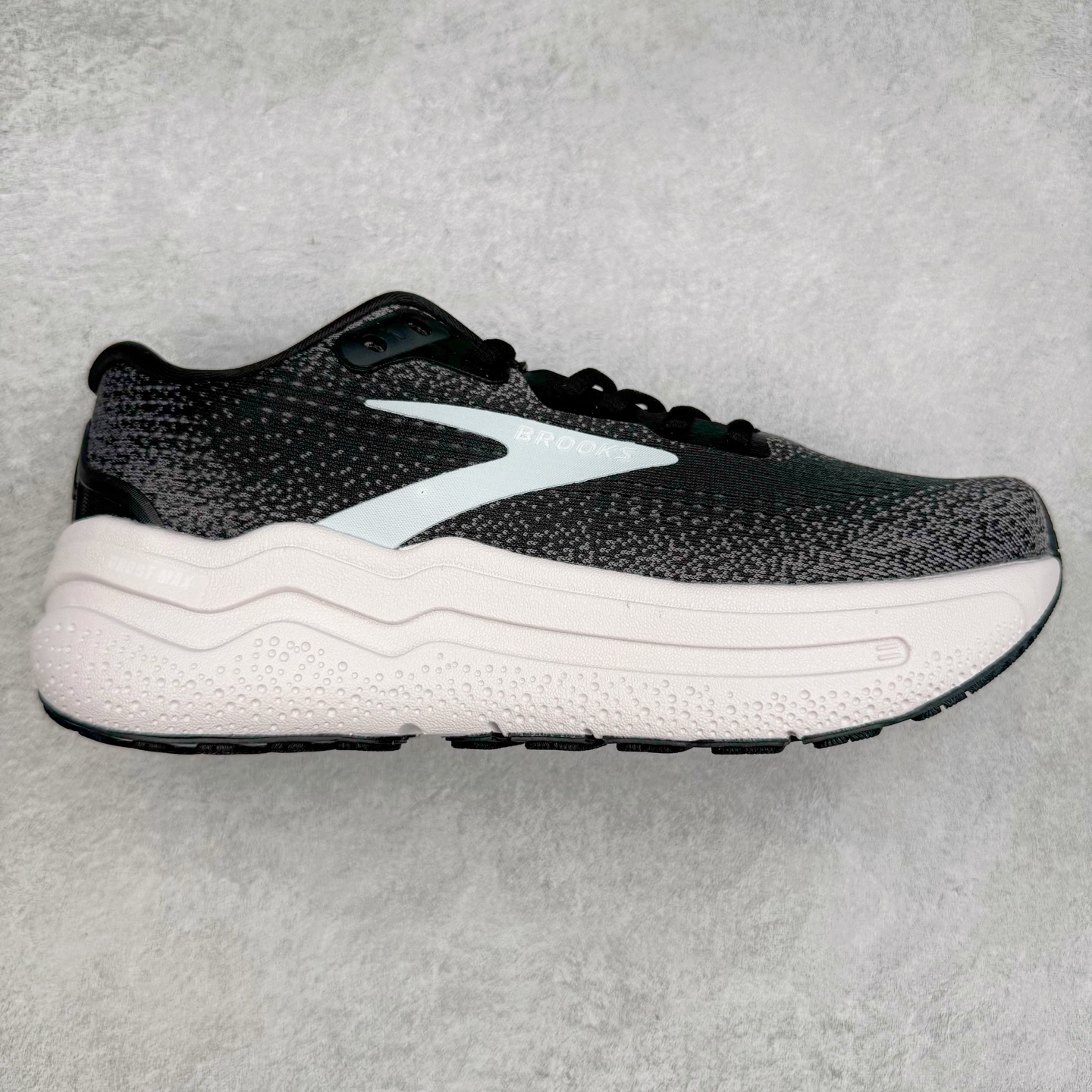 Brooks布鲁克斯 Ghost Max 2 运动舒适防滑耐磨低帮跑步鞋 实拍调校N版已经零色差零失真 百分百还原实物色彩所见即所得 不存在货不对板色差等低级问题 选购参考实物拍摄 不混卖不参货 只用心做好货严格选品 承诺混一赔十 尺码：36 36.5 37.5 38 38.5 39 40 40.5 41 42 42.5 43 44 44.5 45-选品中心