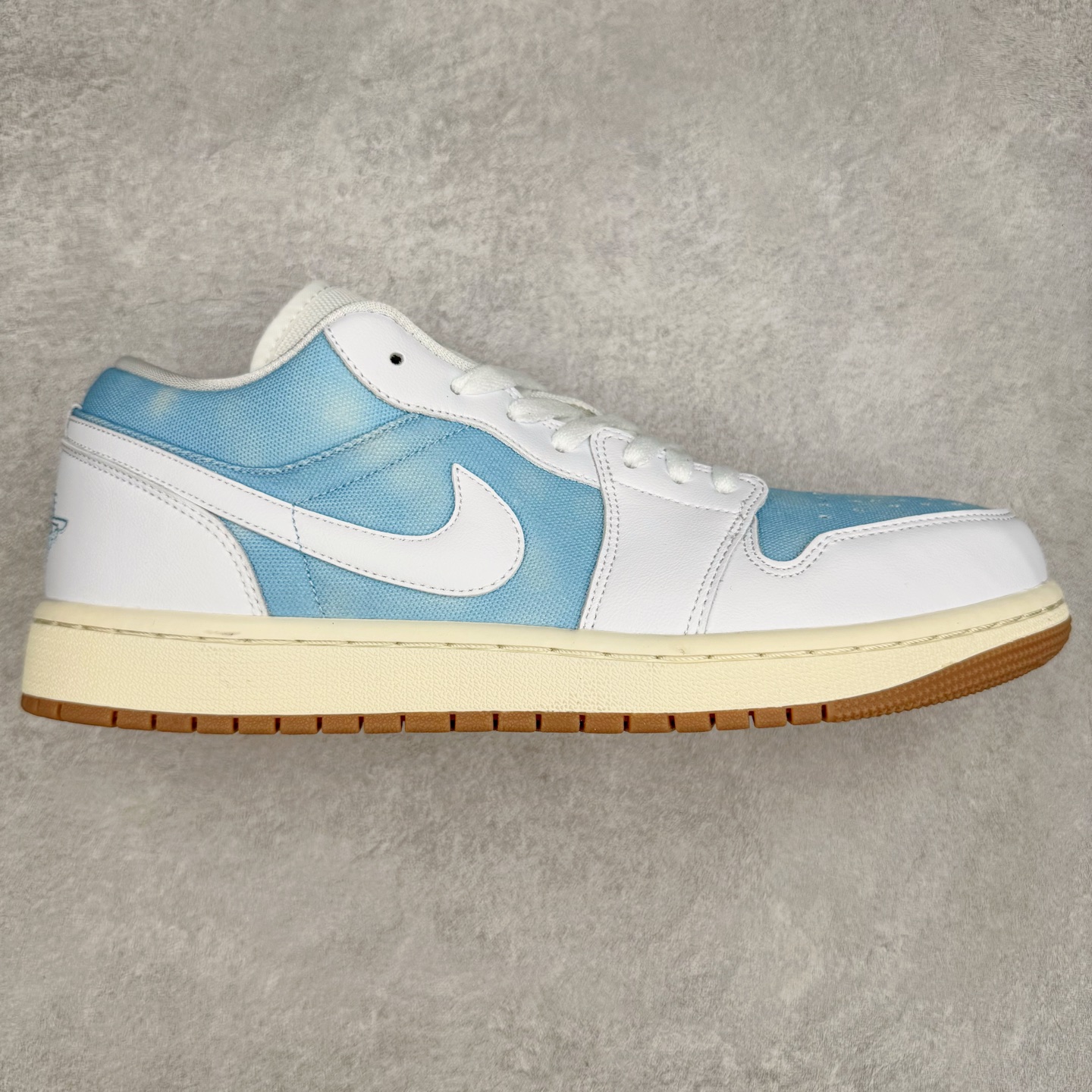 ＃K版 Air Jordan AJ1 Low 低帮 牛仔蓝白 HQ2004-400 全新流水线出品 DT版本唯一平替选择 市场第二梯队最强版 全部原鞋开发 原楦原纸板开发 全鞋电脑针车 原厂内置全掌气垫 原盒内在原标 唯一Zp原版鞋带绑法 免检产品 全新2022版型 全头层皮料 完美零毛边处理 原厂配置全掌气垫 价格定位良心 几十个配色陆续出货 实拍调校N版已经零色差零失真 百分百还原实物色彩所见即所得 不存在货不对板色差等低级问题 选购参考实物拍摄 不混卖不参货 只用心做好货严格选品 承诺混一赔十 尺码：36 36.5 37.5 38 38.5 39 40 40.5 41 42 42.5 43 44 44.5 45-选品中心