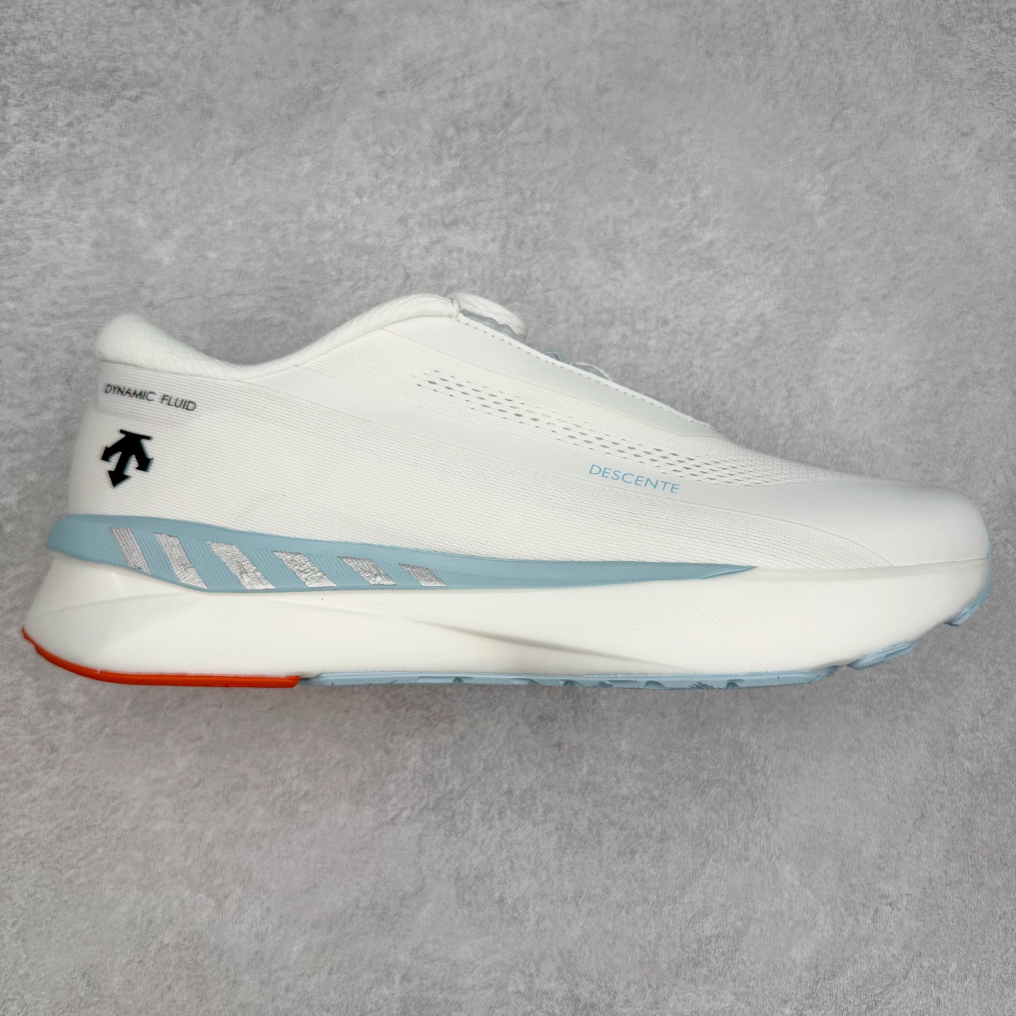 ＃HP DESCENTE RUNNING 迪桑特系列 DFLUID流体BOA系带回弹低帮运动跑步鞋 DESCENTE（迪桑特）创立于1935年，品牌名取自法语词汇，意为“滑降”。品牌箭头标识代表滑雪的三种技术“高速直线滑行”、“穿越”和“侧滑”，也寓意品牌在打造高端专业运动产品中不断追求完美的创新精神，致力于成为中国高端专业滑雪、综训、女子、铁人三项、高尔夫的第一品牌。尺码：39 40 40.5 41 42 42.5 43 44 44.5 45-选品中心