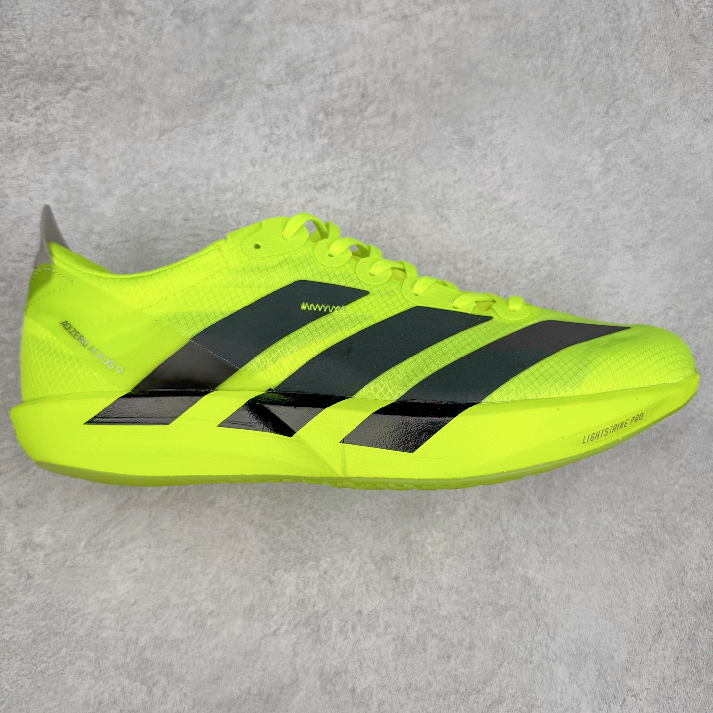 AD Adizero Adios 9 M 阿迪超轻透气缓震跑鞋 IH5066 马牌橡胶大底+超临界爆米花中底+尼龙抗扭片 此款是ADIOS系列最轻的鞋 41 单只170克 整体外观造型与adiZero Adios Pro EVO 1非常相似 中底配置方面搭载全掌Lightstrike Pro 鞋面采用透气网面示人 契合日常训练鞋的定位 更加耐用 外底给到了马牌橡胶 及上代竞速旗舰adidas Adizero Adios Pro 3区域分布 尺码：36 36.5 37 38 38.5 39 40 40.5 41 42 42.5 43 44 44.5 45-选品中心