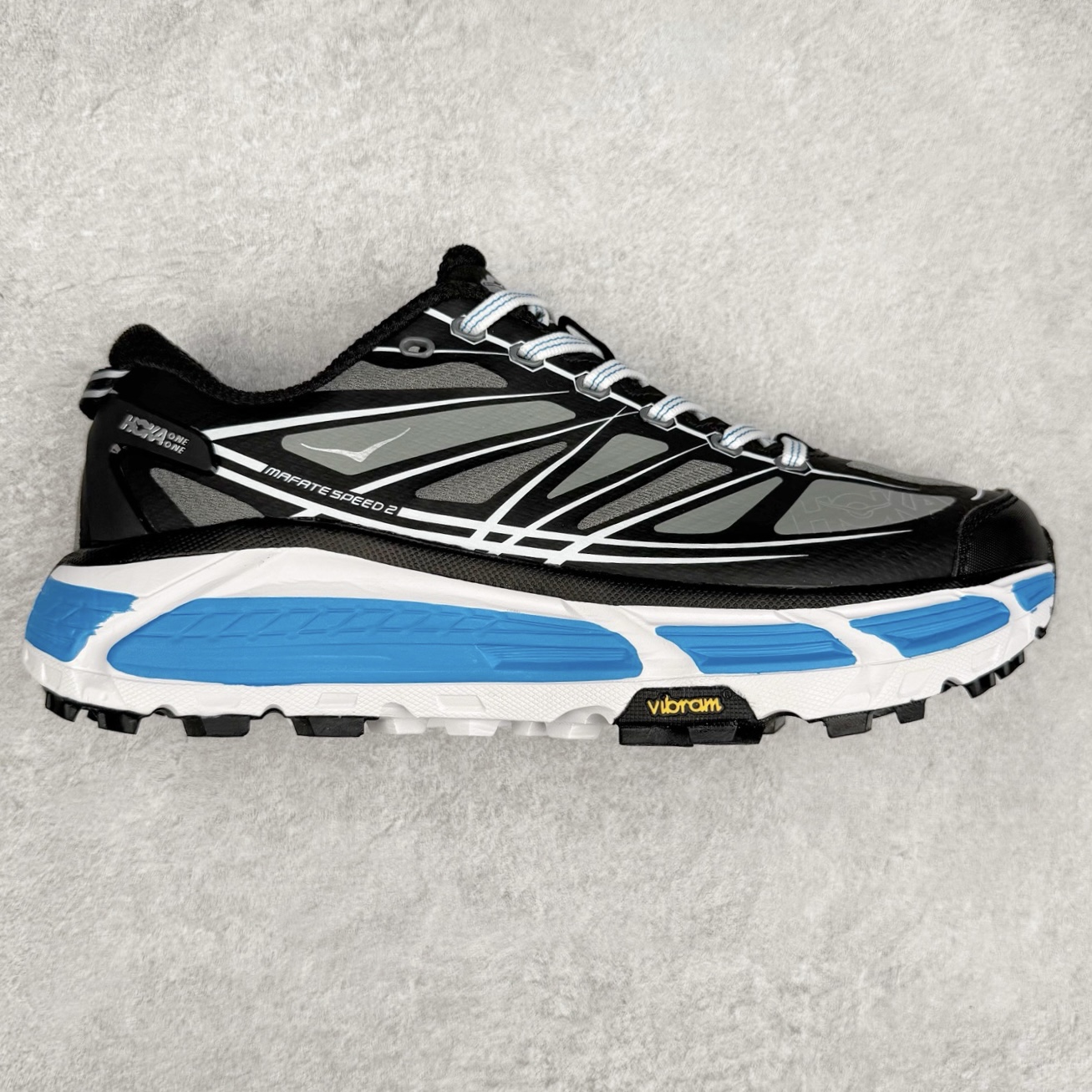 HOKA ONE ONE Mafate Speed 2 Low 玛法特2代系列低帮轻量户外越野休闲运动慢跑鞋 HOKA ONE ONE 最近推出了一个胶囊系列 Origin Story 这个系列里的 Mafate Speed 2 可以说让我日思夜想有一阵子了 最近终于拔草 让我来分享一下这双也是上脚赞到爆的越野跑鞋吧 以阿尔卑斯山脉作为主题将亮黄色与蓝色调覆盖在这经典轮廓之上 配色的呈现效果相当亮眼 以至于很多人买这个配色是用来日常搭配的 鞋面采用超轻的无缝架构 轻薄的TPU贴在透气的鞋面材料上 减轻重量同时也保证了支撑性 鞋底则采用滚动平衡技术 引导跑者回归自然步态 祖传的神奇EVA材质中底依旧是一如既往地表现优秀 能提供充足的缓震 作为HOKA家的越野跑鞋 VIBRAM 橡胶大底也是必不可少的 即便在复杂湿滑的地形 依旧能有良好的抓地力及稳定性 鞋带采用了弹性不易松脱的扁宽弹性鞋带 前掌与中掌部分也进行了加宽 也更加适合亚洲人的脚型 是一款十分全面且足够强悍的户外硬核越野鞋 而这双极其亮眼的越野跑鞋恰好又是在江山一百中参赛的UTMB冠军 Ludovic POMMERET 夺冠时穿着的战靴 这就让它变得更加有吸引力了 用来日常搭配的话短裤是基本不挑 长裤我个人推荐阔腿裤 工装裤以及各种长筒牛仔裤都可以 尺码：36 36.5 37.5 38 38.5 39 40 40.5 41 42 42.5 43 44 44.5 45-选品中心