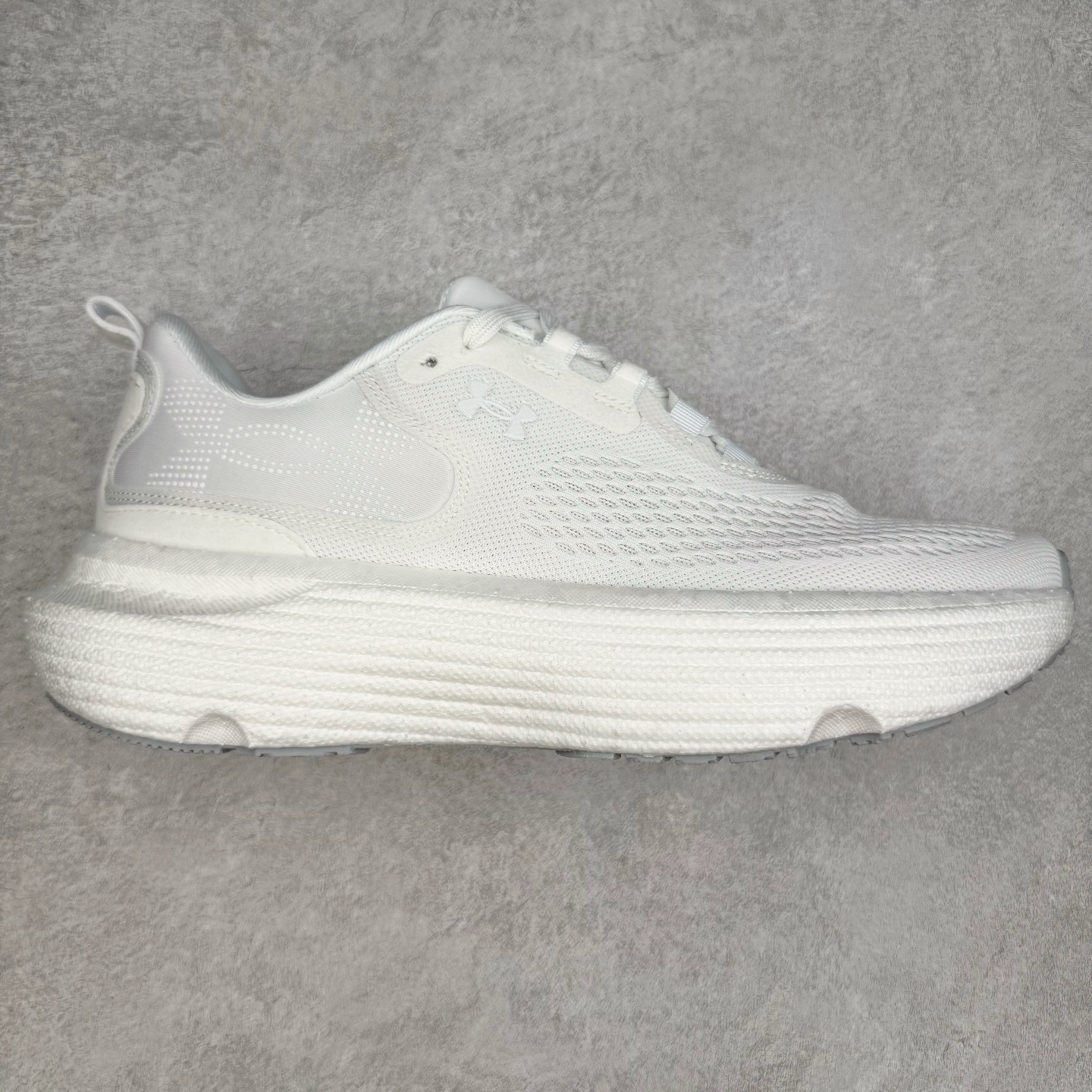 Under Armour Infinite Elite 2 安德玛舒适防滑耐磨低帮越野短跑跑步鞋 Under Armour成立于1996年，创办者是前马里兰橄榄球明星KevinPlank。在美国，提到Under Armour，必然会想起高端和专业的运动装备，Under Armour 逐渐成为“专业”的代名词。Under Armour在专业运动装备领域达到了一定高度，可以说是专业运动装备的优选。实拍调校N版已经零色差零失真 百分百还原实物色彩所见即所得 不存在货不对板色差等低级问题 选购参考实物拍摄 不混卖不参货 只用心做好货严格选品 承诺混一赔十 尺码：36 36.5 37.5 38 38.5 39 40 40.5 41 42 42.5 43 44 44.5 45-选品中心