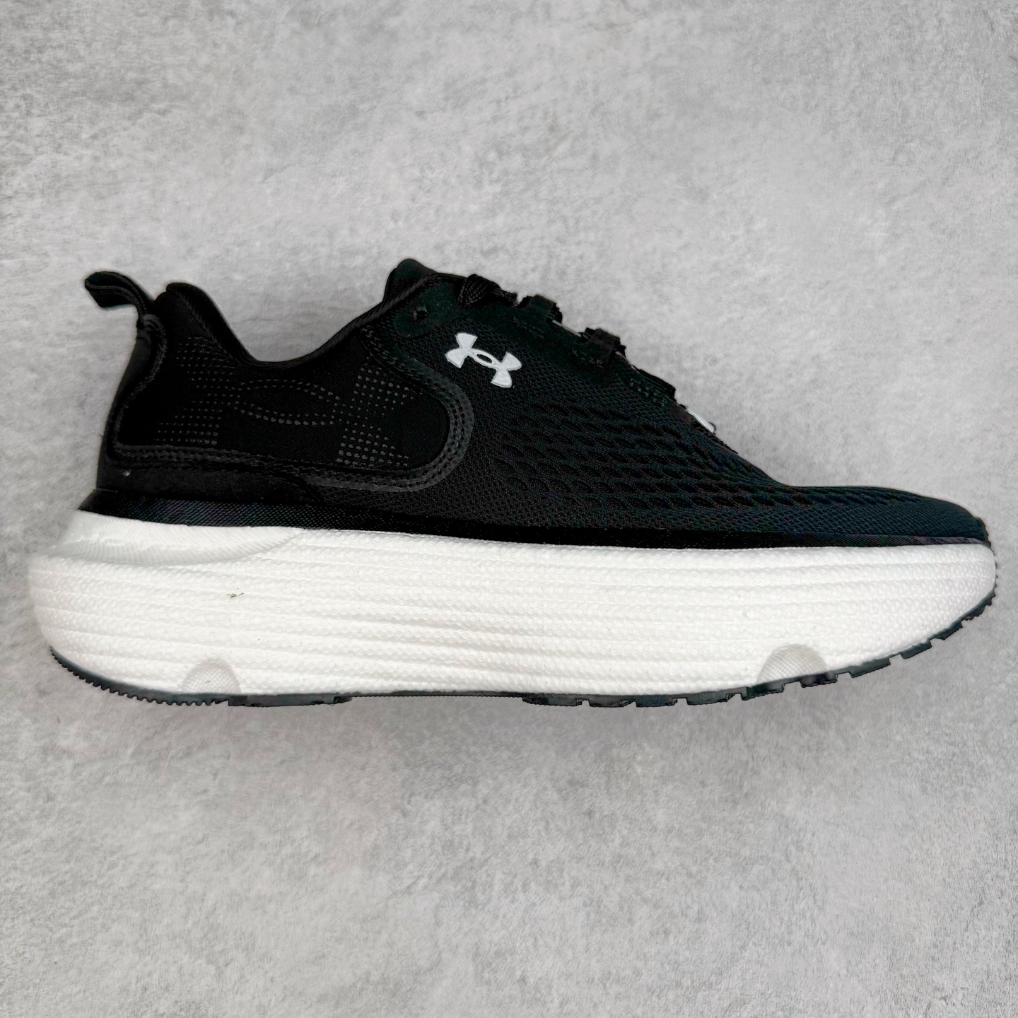 Under Armour Infinite Elite 2 安德玛舒适防滑耐磨低帮越野短跑跑步鞋 Under Armour成立于1996年，创办者是前马里兰橄榄球明星KevinPlank。在美国，提到Under Armour，必然会想起高端和专业的运动装备，Under Armour 逐渐成为“专业”的代名词。Under Armour在专业运动装备领域达到了一定高度，可以说是专业运动装备的优选。实拍调校N版已经零色差零失真 百分百还原实物色彩所见即所得 不存在货不对板色差等低级问题 选购参考实物拍摄 不混卖不参货 只用心做好货严格选品 承诺混一赔十 尺码：36 36.5 37.5 38 38.5 39 40 40.5 41 42 42.5 43 44 44.5 45-选品中心