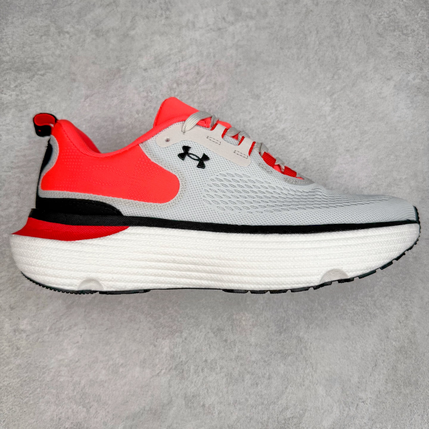 Under Armour Infinite Elite 2 安德玛舒适防滑耐磨低帮越野短跑跑步鞋 Under Armour成立于1996年，创办者是前马里兰橄榄球明星KevinPlank。在美国，提到Under Armour，必然会想起高端和专业的运动装备，Under Armour 逐渐成为“专业”的代名词。Under Armour在专业运动装备领域达到了一定高度，可以说是专业运动装备的优选。实拍调校N版已经零色差零失真 百分百还原实物色彩所见即所得 不存在货不对板色差等低级问题 选购参考实物拍摄 不混卖不参货 只用心做好货严格选品 承诺混一赔十 尺码：36 36.5 37.5 38 38.5 39 40 40.5 41 42 42.5 43 44 44.5 45-选品中心