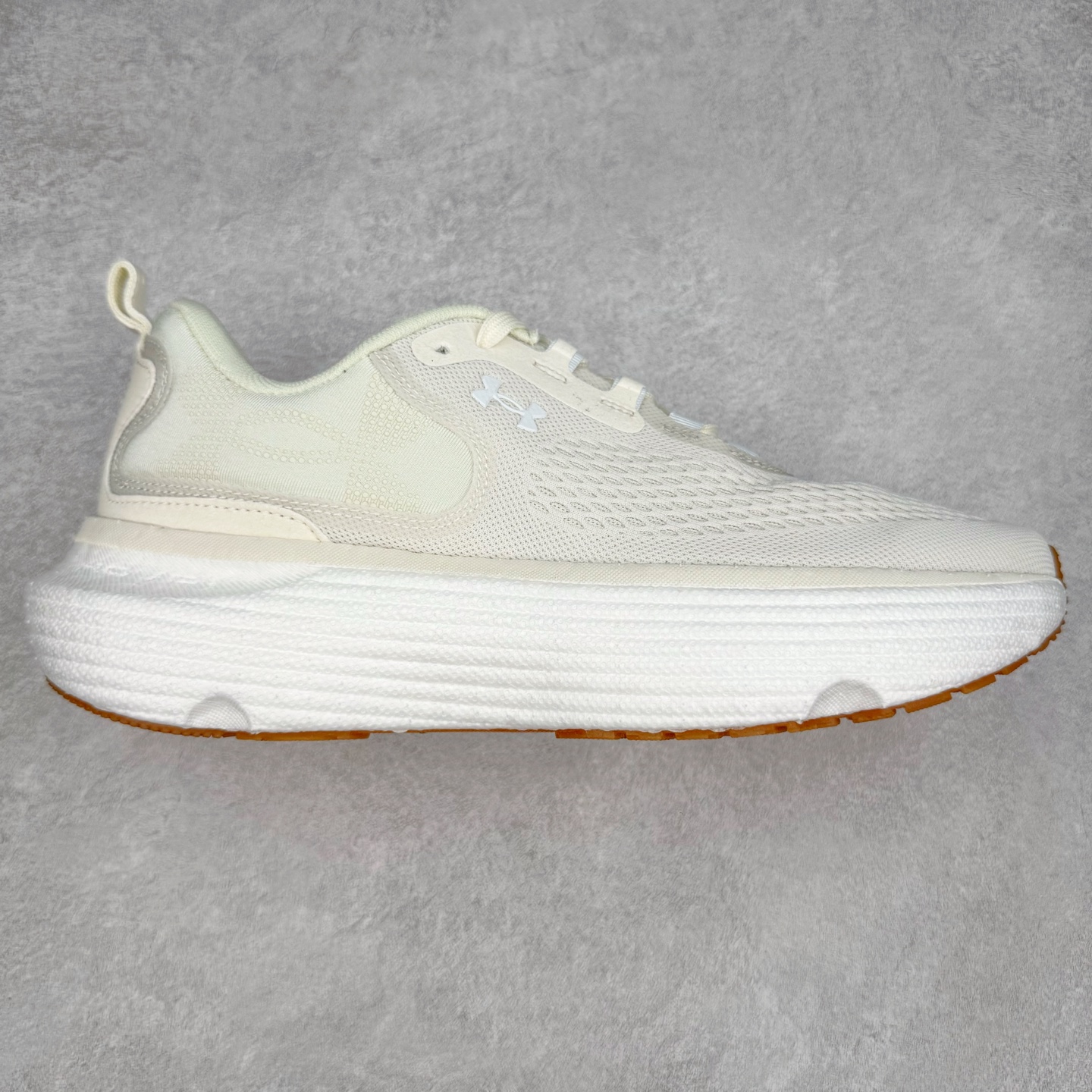 Under Armour Infinite Elite 2 安德玛舒适防滑耐磨低帮越野短跑跑步鞋 Under Armour成立于1996年，创办者是前马里兰橄榄球明星KevinPlank。在美国，提到Under Armour，必然会想起高端和专业的运动装备，Under Armour 逐渐成为“专业”的代名词。Under Armour在专业运动装备领域达到了一定高度，可以说是专业运动装备的优选。实拍调校N版已经零色差零失真 百分百还原实物色彩所见即所得 不存在货不对板色差等低级问题 选购参考实物拍摄 不混卖不参货 只用心做好货严格选品 承诺混一赔十 尺码：36 36.5 37.5 38 38.5 39 40 40.5 41 42 42.5 43 44 44.5 45-选品中心