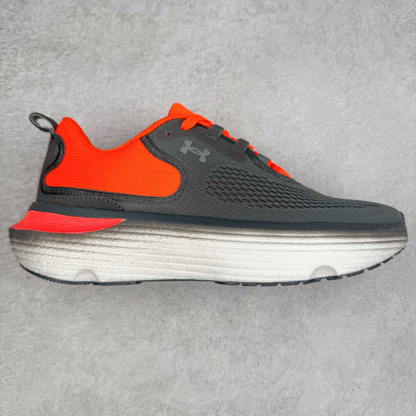 Under Armour Infinite Elite 2 安德玛舒适防滑耐磨低帮越野短跑跑步鞋 Under Armour成立于1996年，创办者是前马里兰橄榄球明星KevinPlank。在美国，提到Under Armour，必然会想起高端和专业的运动装备，Under Armour 逐渐成为“专业”的代名词。Under Armour在专业运动装备领域达到了一定高度，可以说是专业运动装备的优选。实拍调校N版已经零色差零失真 百分百还原实物色彩所见即所得 不存在货不对板色差等低级问题 选购参考实物拍摄 不混卖不参货 只用心做好货严格选品 承诺混一赔十 尺码：36 36.5 37.5 38 38.5 39 40 40.5 41 42 42.5 43 44 44.5 45-选品中心