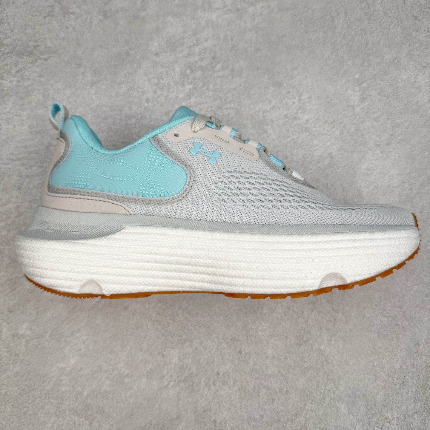 Under Armour Infinite Elite 2 安德玛舒适防滑耐磨低帮越野短跑跑步鞋 Under Armour成立于1996年，创办者是前马里兰橄榄球明星KevinPlank。在美国，提到Under Armour，必然会想起高端和专业的运动装备，Under Armour 逐渐成为“专业”的代名词。Under Armour在专业运动装备领域达到了一定高度，可以说是专业运动装备的优选。实拍调校N版已经零色差零失真 百分百还原实物色彩所见即所得 不存在货不对板色差等低级问题 选购参考实物拍摄 不混卖不参货 只用心做好货严格选品 承诺混一赔十 尺码：36 36.5 37.5 38 38.5 39 40 40.5 41 42 42.5 43 44 44.5 45-选品中心