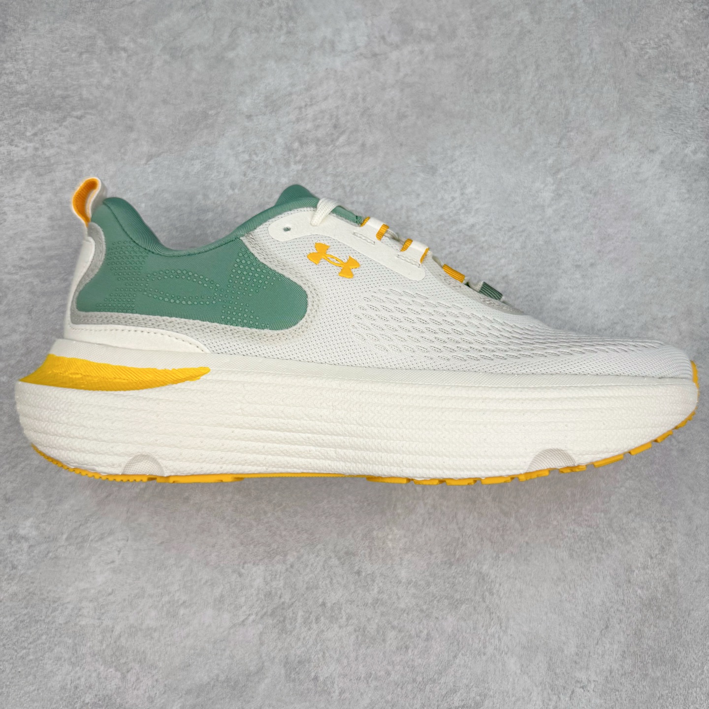 Under Armour Infinite Elite 2 安德玛舒适防滑耐磨低帮越野短跑跑步鞋 Under Armour成立于1996年，创办者是前马里兰橄榄球明星KevinPlank。在美国，提到Under Armour，必然会想起高端和专业的运动装备，Under Armour 逐渐成为“专业”的代名词。Under Armour在专业运动装备领域达到了一定高度，可以说是专业运动装备的优选。实拍调校N版已经零色差零失真 百分百还原实物色彩所见即所得 不存在货不对板色差等低级问题 选购参考实物拍摄 不混卖不参货 只用心做好货严格选品 承诺混一赔十 尺码：36 36.5 37.5 38 38.5 39 40 40.5 41 42 42.5 43 44 44.5 45-选品中心