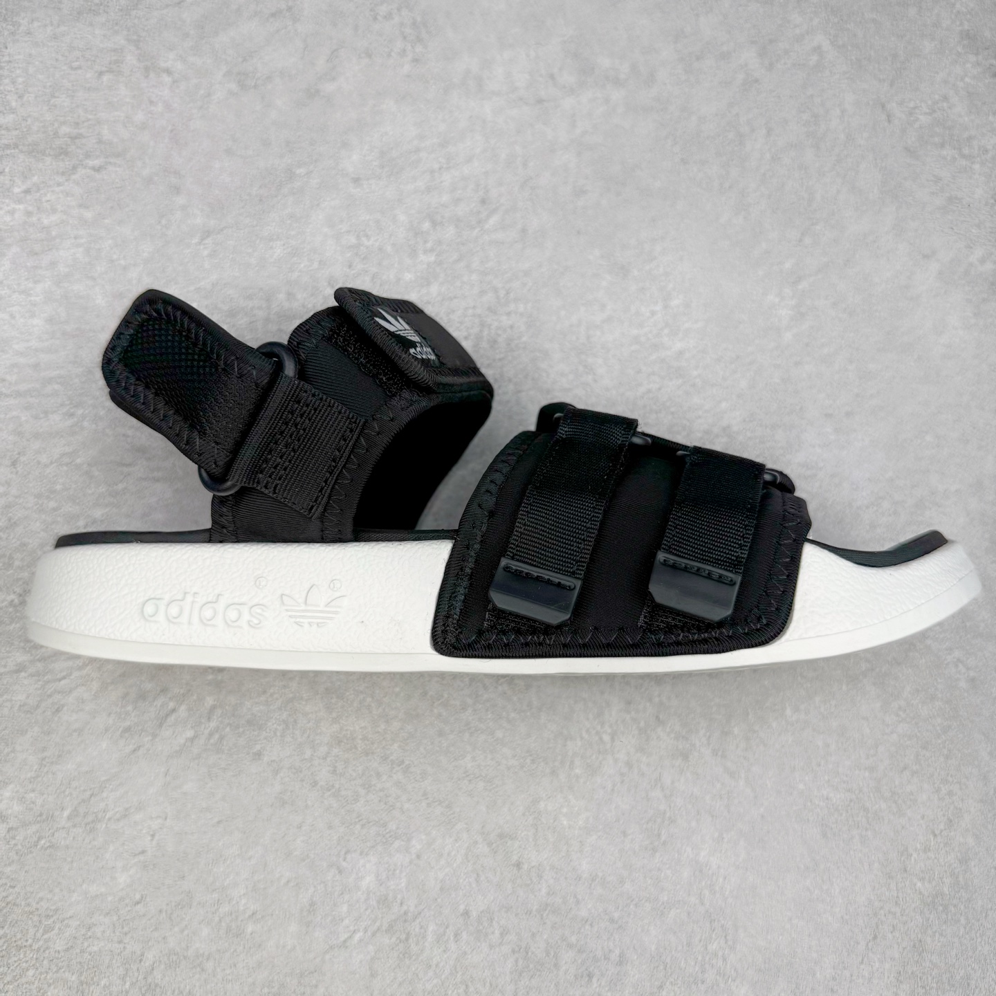 AD Originals Adilette Sandal 4.0 运动沙滩凉鞋 男女同款 adidas（阿迪达斯）是一家世界知名的体育用品和服装品牌，成立于1949年，总部位于德国。原本阿道夫•达斯勒和他的兄弟鲁道夫•达斯勒一起经营着一家鞋厂，专门生产和销售运动鞋。由于兄弟俩在经营理念和方向上的分歧，阿道夫•达斯勒在1949年以自己的名字\\\”Adi\\\”和姓氏\\\”Das\\\”来命名，创立了adidas。哥哥鲁道夫•达斯勒则开设了运动品牌puma。adidas从成立之初就致力于为运动员提供优质的运动产品和创新的技术。品牌不断推出创新的运动鞋和服装，以满足运动员在各种运动场合中的需求。adidas的产品涵盖了跑步、足球、篮球、网球等多个运动领域，成为众多专业和业余运动员的首选。时至今日，阿迪达斯已经成为众多运动明星及时尚人士的宠儿。 多款鞋子因为其款式经典，时尚百搭，一直为大众所喜爱。实拍调校N版已经零色差零失真 百分百还原实物色彩所见即所得 不存在货不对板色差等低级问题 选购参考实物拍摄 不混卖不参货 只用心做好货严格选品 承诺混一赔十 尺码：36 36.5 37.5 38 38.5 39 40 40.5 41 42 42.5 43 44 44.5 45-选品中心