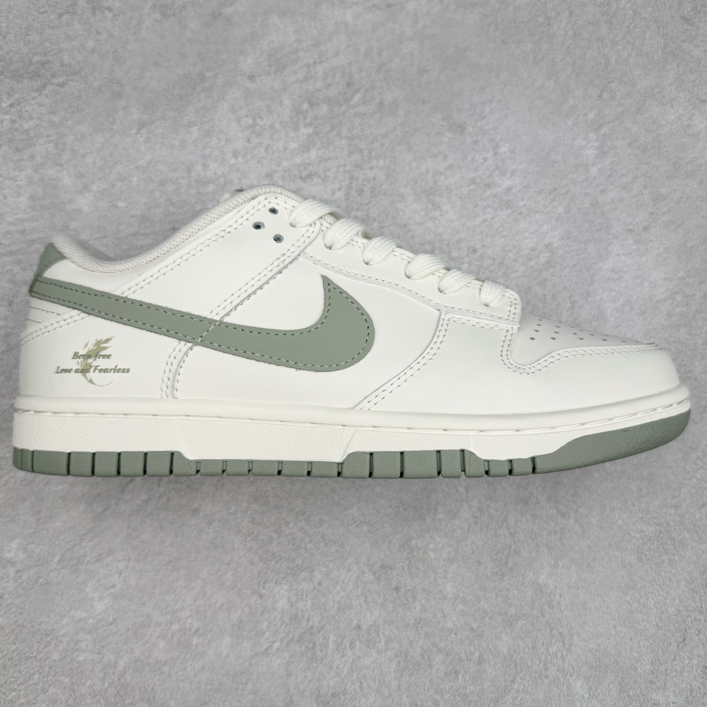 ＃YC纯原 NK Dunk Low 心之希冀 WG0406-021 此款整体以杏仁白色为主色调，以纯净白调勾勒无畏底色，每一寸皮革，都镌刻着对自由的渴望；冷茶色Swoosh 如自由的笔触，轻绘出灵魂的不羁；浅绿鞋底，是踏遍山河的勇气。鞋侧“Born Free，Love and fearless”，是生命的箴言，让脚步追逐风的轨迹，拥抱光的无垠，在每一次起落间，绽放生命的光华。——生而自由，爱而无畏，心之所向，皆为希冀。定制系列天花板 无原鞋不开发 全系列得物原鞋一比一校对开发 配色持续更新中 终端对接 优势输出 全套原厂楦头原纸板数据档案倾力打造 原汁原味莞产 极致还原 圈内最强针车工艺 高端零售指定版 广东原厂配套原盒原标 鞋盒分三个尺码段 原厂冲刀 超高清洁度 全鞋零毛边皮料切割 采用原厂百宏鞋带以及原厂百宏织唛舌标 内标可供原厂几率过验 进口原装条纹中底布 四线拉帮白色点胶 原厂拉帮手法遵循公司 原厂电绣 极致还原 尺码：36 36.5 37.5 38 38.5 39 40 40.5 41 42 42.5 43 44 44.5 45 46-选品中心