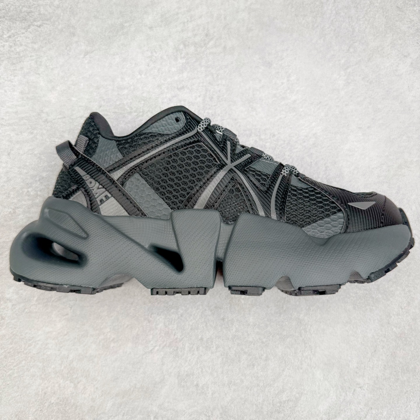 MLB 纽约洋基队 DOME RUNNER 时尚潮流百搭休闲舒适运动耐磨防水透气轻便低帮跑步鞋 男女同款 MLB是韩国F&F旗下潮流服装品牌，拥有150年历史的经典传统，是街头文化和国际生活方式的领导者。MLB拥有包括男装、女装、童装、配饰在内的全品类服饰，提供覆盖各性别、各年龄层、From Head to Toe的穿搭装备。其产品结合了韩国的时尚造型与质感，展现了运动服饰也可以兼具时尚潮流的风格。在产品设计上，MLB不仅融合了美国职业棒球大联盟的各当家球队，更结合了棒球运动中的各个元素。实拍调校N版已经零色差零失真 百分百还原实物色彩所见即所得 不存在货不对板色差等低级问题 选购参考实物拍摄 不混卖不参货 只用心做好货严格选品 承诺混一赔十 尺码：36 36.5 37.5 38 38.5 39 40 40.5 41 42 42.5 43 44 44.5 45-选品中心