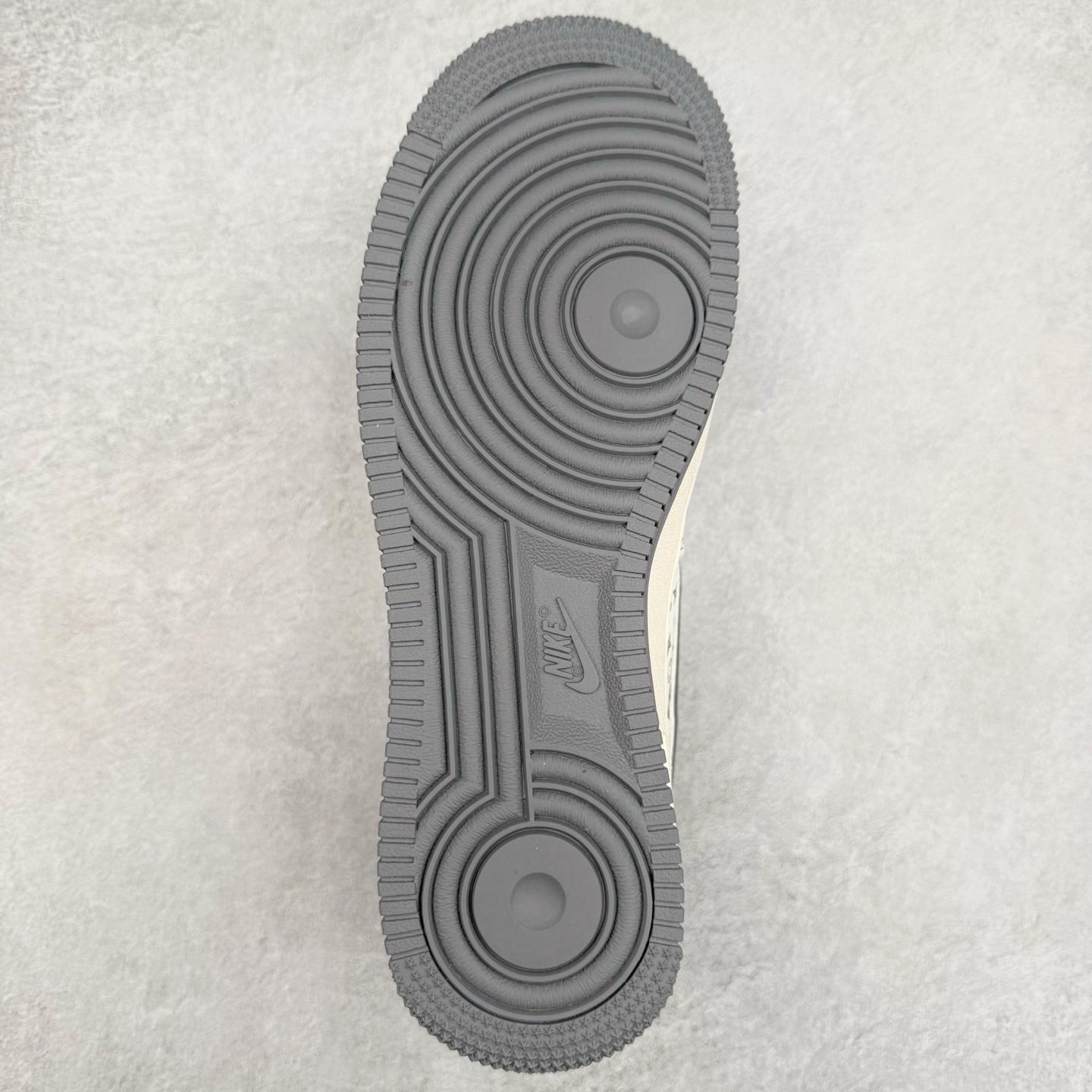 图片[9]-NK Air Force 1´07 Low 空军一号低帮百搭休闲运动板鞋 YX5066-350 柔软、弹性十足的缓震性能和出色的中底设计 横跨复古与现代的外型结合 造就出风靡全球 三十多年的Force 1 直到今天还深受青睐 实拍调校N版已经零色差零失真 百分百还原实物色彩所见即所得 不存在货不对板色差等低级问题 选购参考实物拍摄 不混卖不参货 只用心做好货严格选品 承诺混一赔十 尺码：36 36.5 37.5 38 38.5 39 40 40.5 41 42 42.5 43 44 44.5 45-选品中心