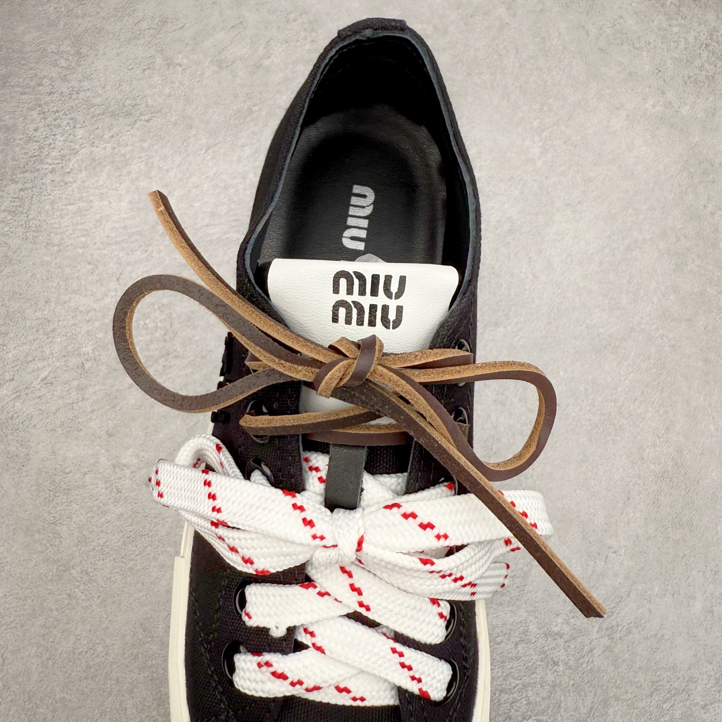 图片[5]-Miumiu缪缪 2025早春时尚新品帆布板鞋 双鞋带搭配 体现了Miu Miu 的大胆特色 尽展女士魅力 简约线条 别致徽标饰于鞋舌点缀 现代风格简约高级 轻松搭配 尽显女士风彩 羊皮内里 尺码：36/40-选品中心