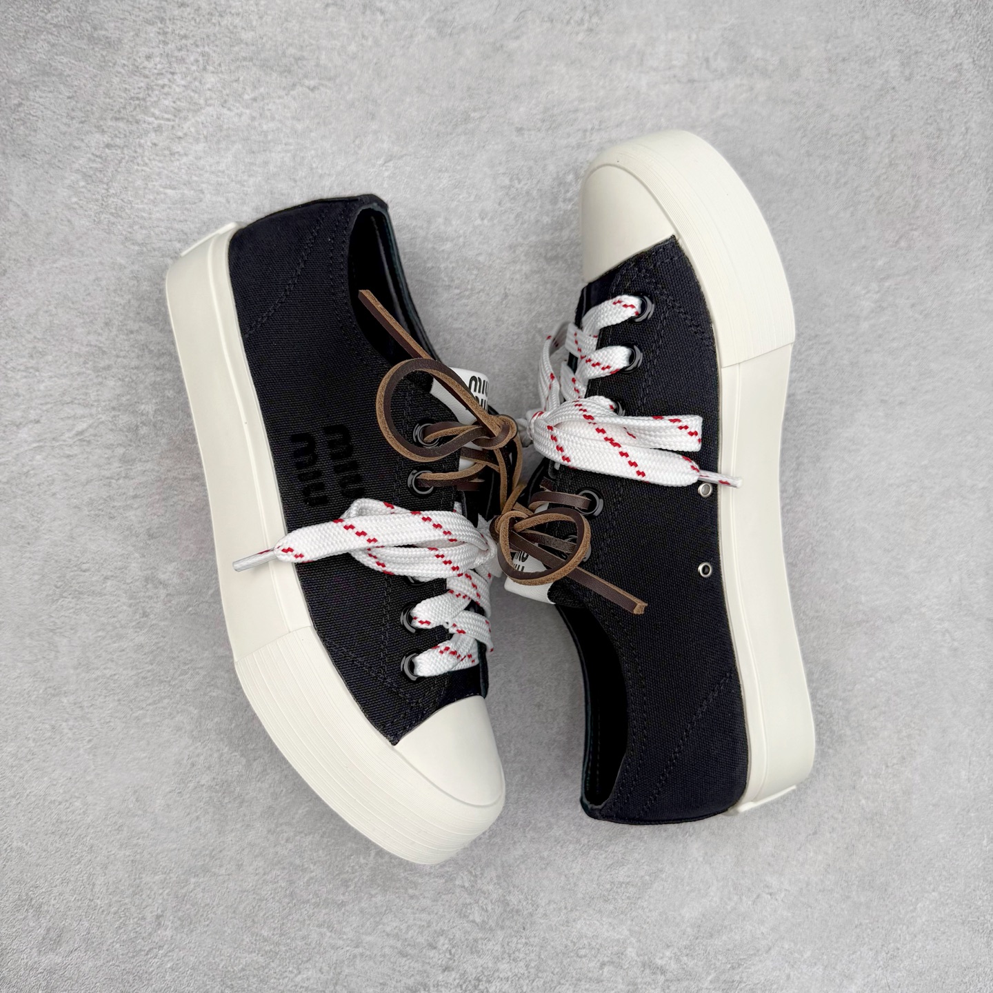 图片[3]-Miumiu缪缪 2025早春时尚新品帆布板鞋 双鞋带搭配 体现了Miu Miu 的大胆特色 尽展女士魅力 简约线条 别致徽标饰于鞋舌点缀 现代风格简约高级 轻松搭配 尽显女士风彩 羊皮内里 尺码：36/40-选品中心