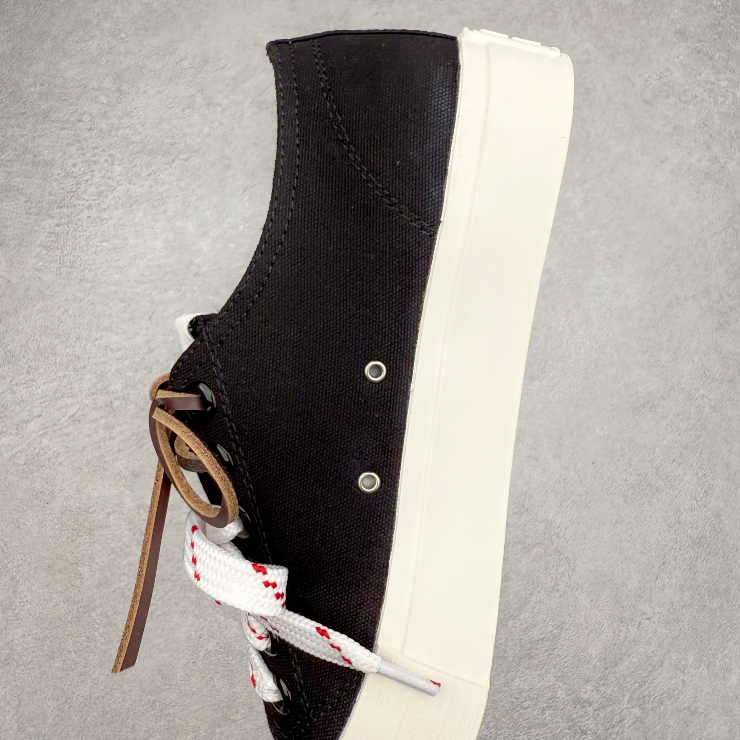 图片[7]-Miumiu缪缪 2025早春时尚新品帆布板鞋 双鞋带搭配 体现了Miu Miu 的大胆特色 尽展女士魅力 简约线条 别致徽标饰于鞋舌点缀 现代风格简约高级 轻松搭配 尽显女士风彩 羊皮内里 尺码：36/40-选品中心