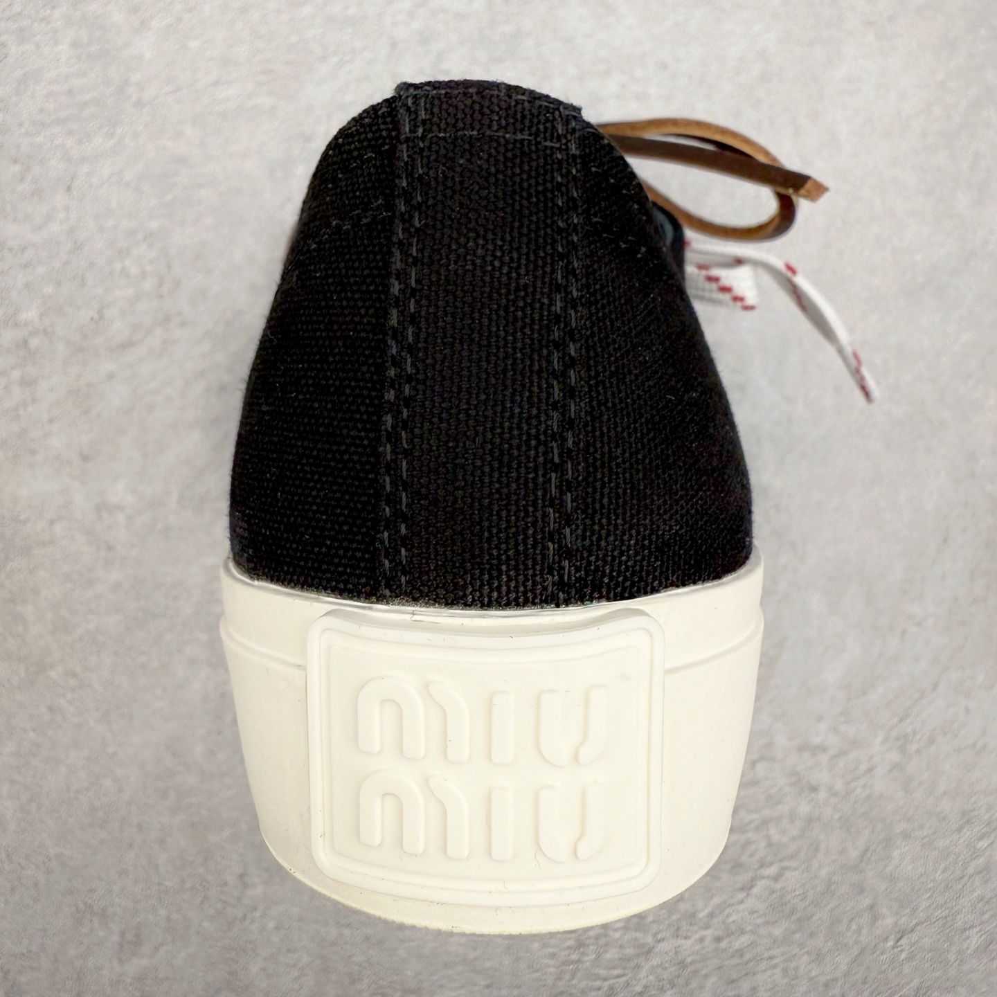 图片[8]-Miumiu缪缪 2025早春时尚新品帆布板鞋 双鞋带搭配 体现了Miu Miu 的大胆特色 尽展女士魅力 简约线条 别致徽标饰于鞋舌点缀 现代风格简约高级 轻松搭配 尽显女士风彩 羊皮内里 尺码：36/40-选品中心