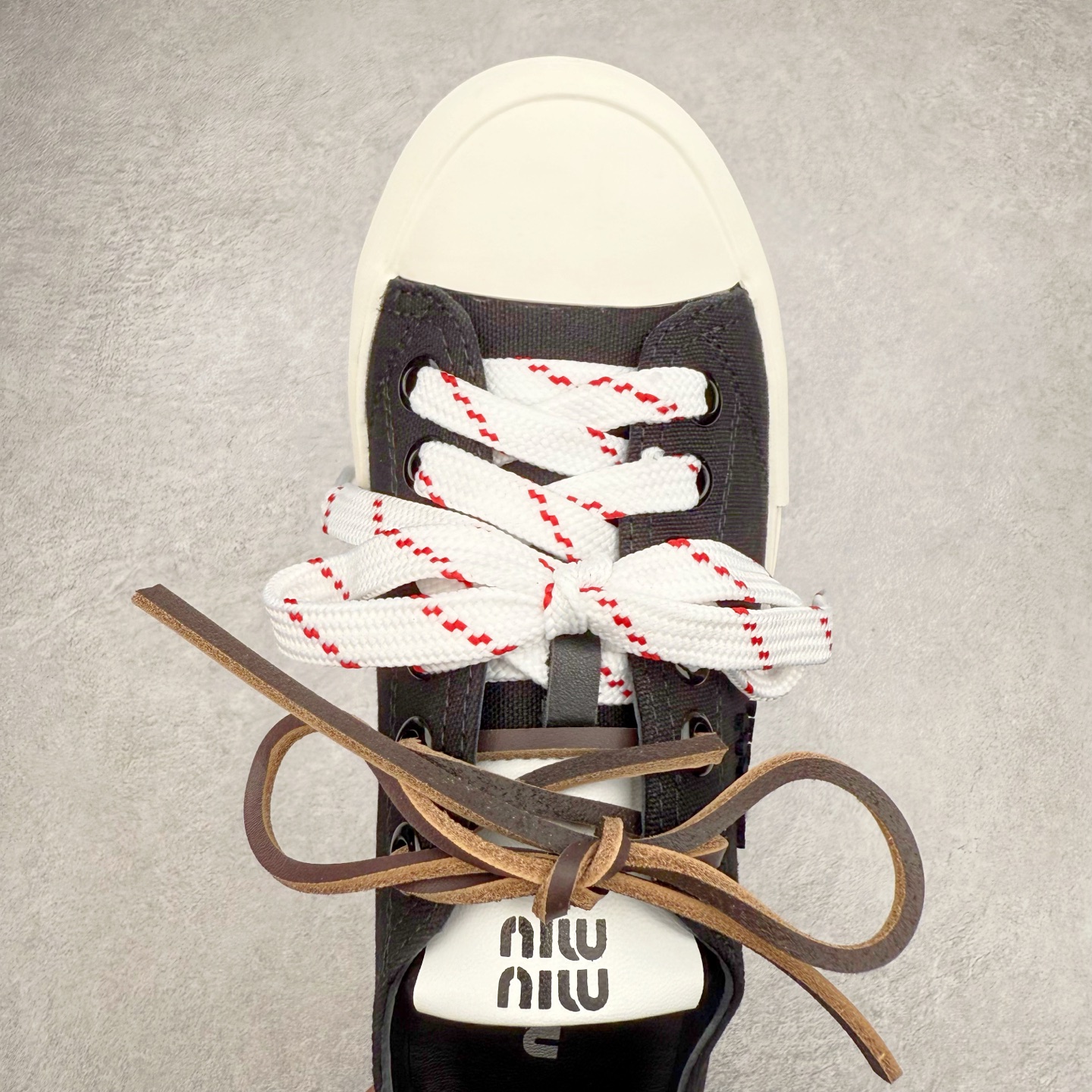 图片[4]-Miumiu缪缪 2025早春时尚新品帆布板鞋 双鞋带搭配 体现了Miu Miu 的大胆特色 尽展女士魅力 简约线条 别致徽标饰于鞋舌点缀 现代风格简约高级 轻松搭配 尽显女士风彩 羊皮内里 尺码：36/40-选品中心