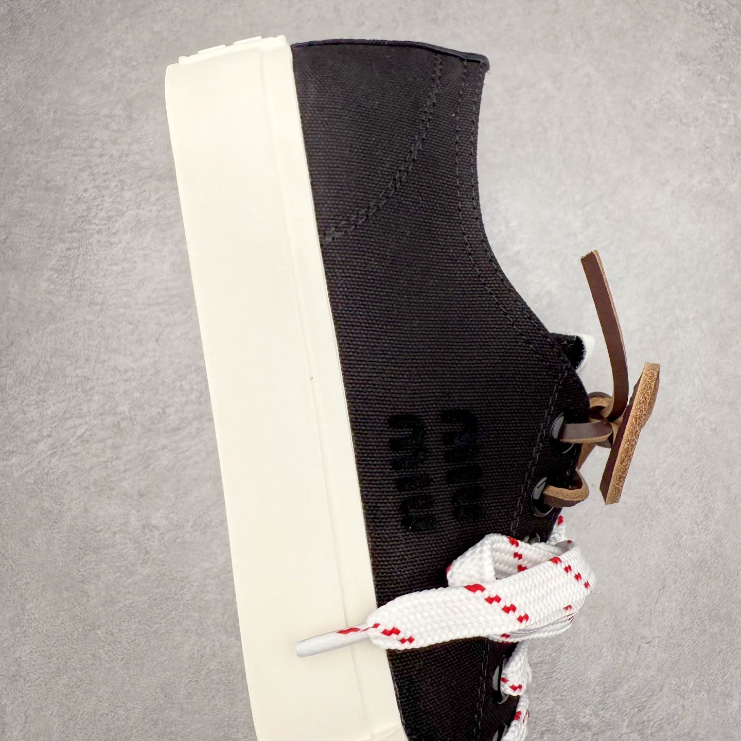 图片[6]-Miumiu缪缪 2025早春时尚新品帆布板鞋 双鞋带搭配 体现了Miu Miu 的大胆特色 尽展女士魅力 简约线条 别致徽标饰于鞋舌点缀 现代风格简约高级 轻松搭配 尽显女士风彩 羊皮内里 尺码：36/40-选品中心