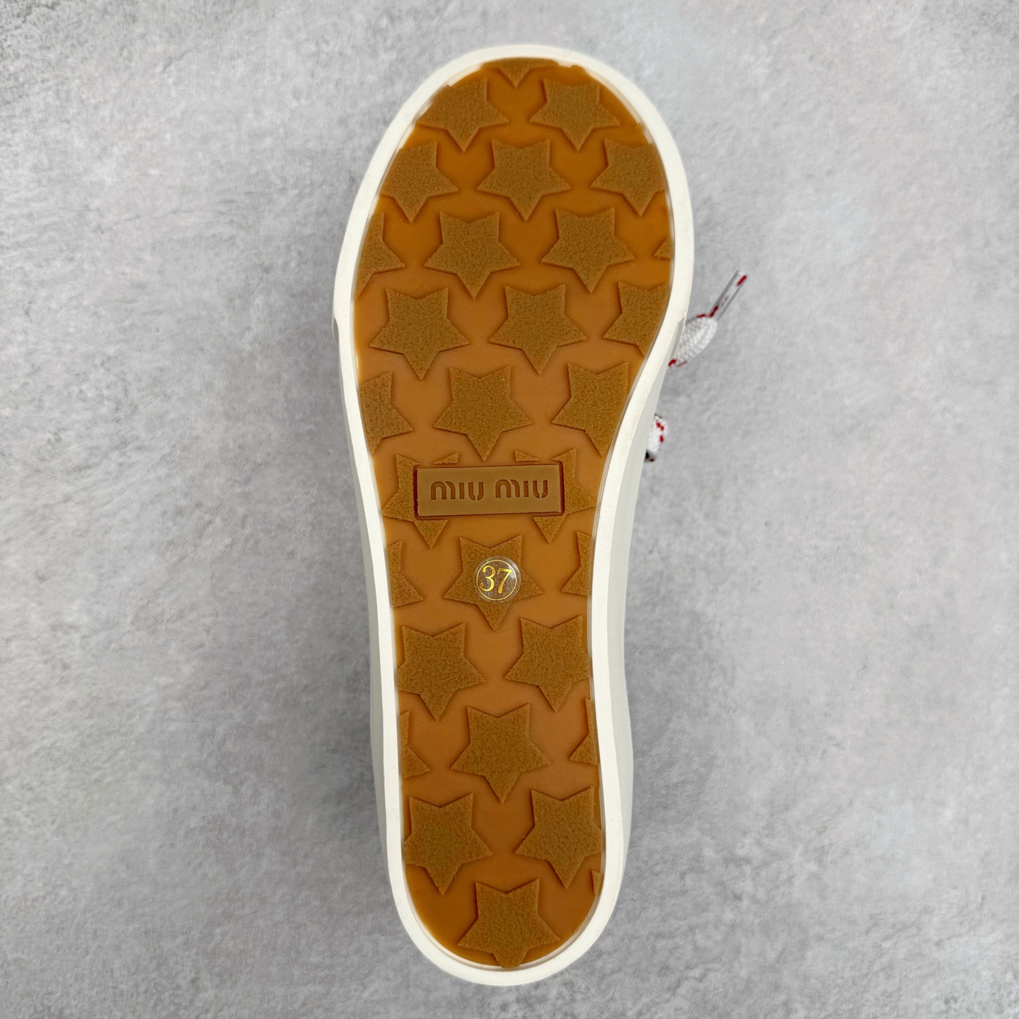 图片[9]-Miumiu缪缪 2025早春时尚新品帆布板鞋 双鞋带搭配 体现了Miu Miu 的大胆特色 尽展女士魅力 简约线条 别致徽标饰于鞋舌点缀 现代风格简约高级 轻松搭配 尽显女士风彩 羊皮内里 尺码：36/40-选品中心