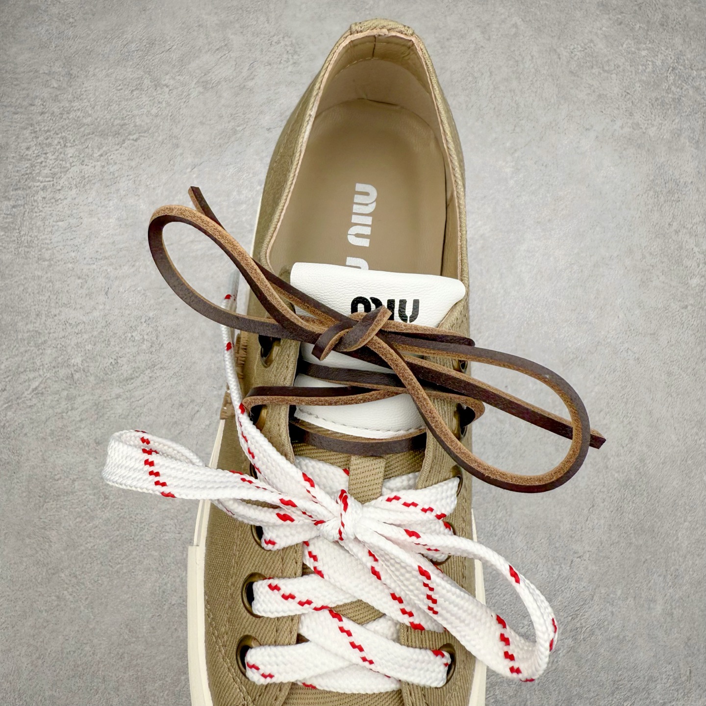 图片[5]-Miumiu缪缪 2025早春时尚新品帆布板鞋 双鞋带搭配 体现了Miu Miu 的大胆特色 尽展女士魅力 简约线条 别致徽标饰于鞋舌点缀 现代风格简约高级 轻松搭配 尽显女士风彩 羊皮内里 尺码：36/40-选品中心