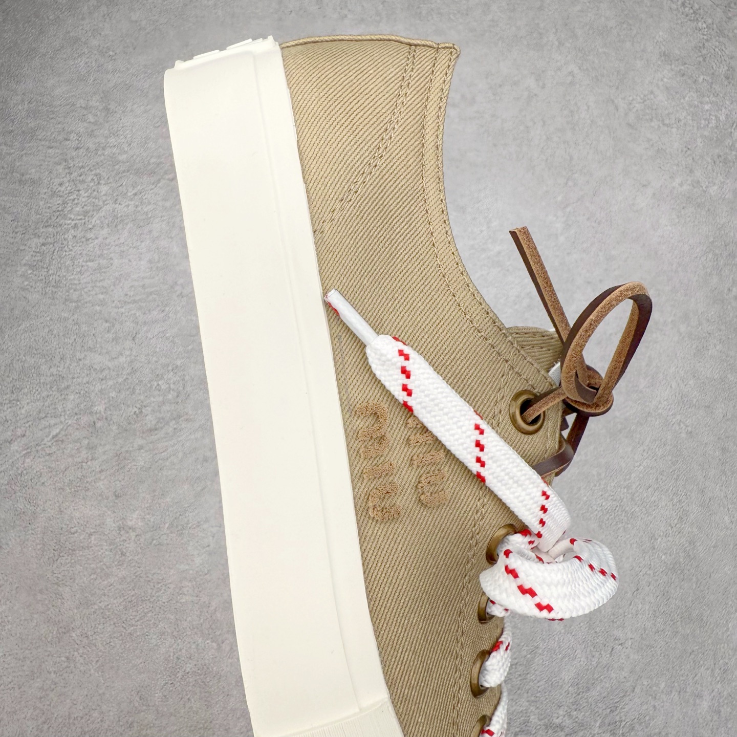 图片[6]-Miumiu缪缪 2025早春时尚新品帆布板鞋 双鞋带搭配 体现了Miu Miu 的大胆特色 尽展女士魅力 简约线条 别致徽标饰于鞋舌点缀 现代风格简约高级 轻松搭配 尽显女士风彩 羊皮内里 尺码：36/40-选品中心