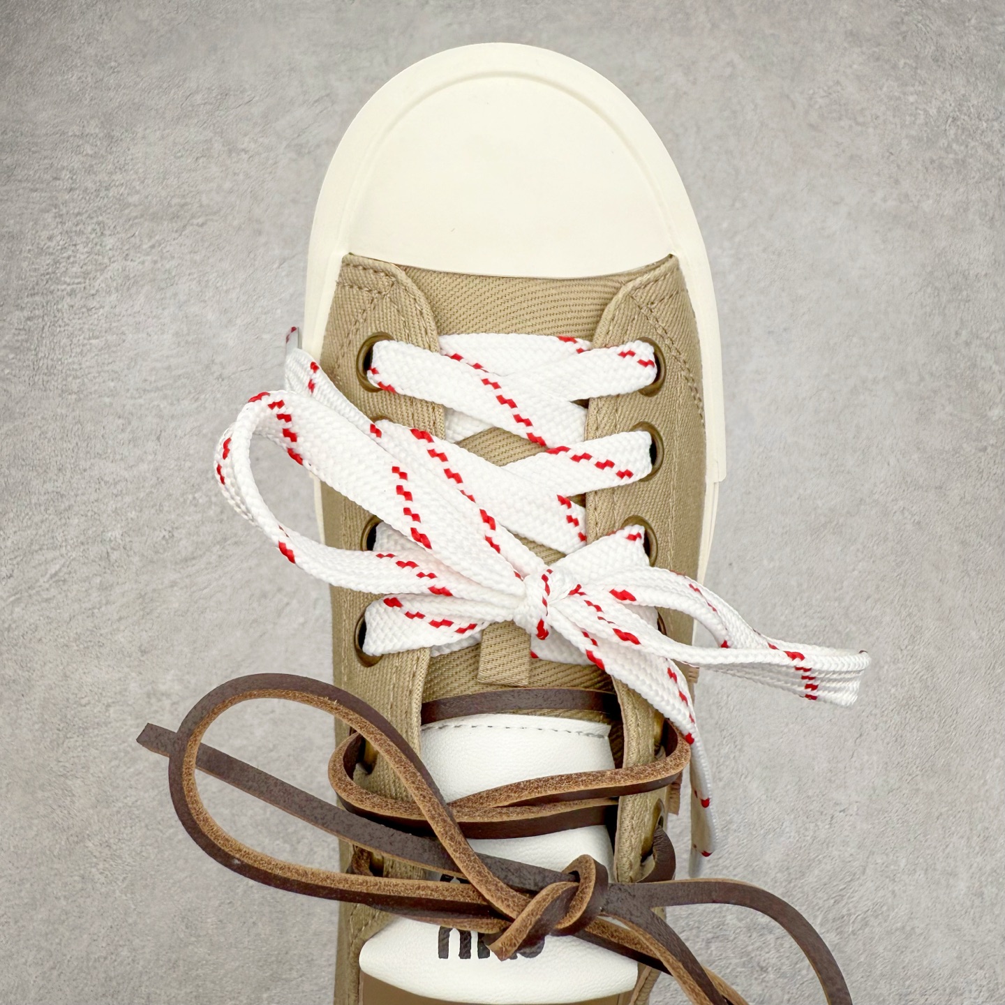 图片[4]-Miumiu缪缪 2025早春时尚新品帆布板鞋 双鞋带搭配 体现了Miu Miu 的大胆特色 尽展女士魅力 简约线条 别致徽标饰于鞋舌点缀 现代风格简约高级 轻松搭配 尽显女士风彩 羊皮内里 尺码：36/40-选品中心