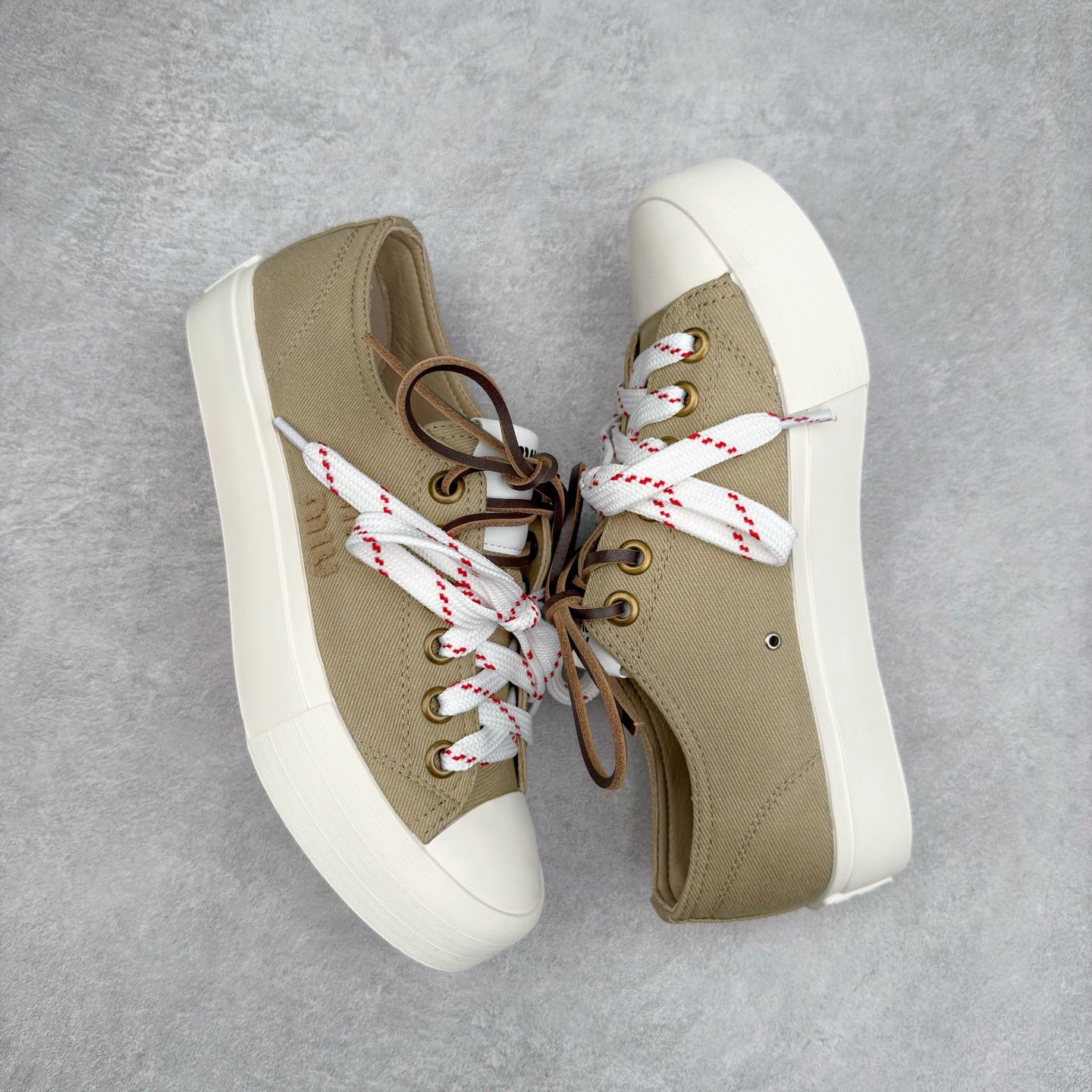 图片[3]-Miumiu缪缪 2025早春时尚新品帆布板鞋 双鞋带搭配 体现了Miu Miu 的大胆特色 尽展女士魅力 简约线条 别致徽标饰于鞋舌点缀 现代风格简约高级 轻松搭配 尽显女士风彩 羊皮内里 尺码：36/40-选品中心