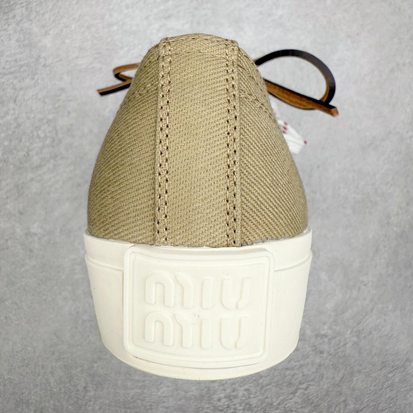 图片[8]-Miumiu缪缪 2025早春时尚新品帆布板鞋 双鞋带搭配 体现了Miu Miu 的大胆特色 尽展女士魅力 简约线条 别致徽标饰于鞋舌点缀 现代风格简约高级 轻松搭配 尽显女士风彩 羊皮内里 尺码：36/40-选品中心