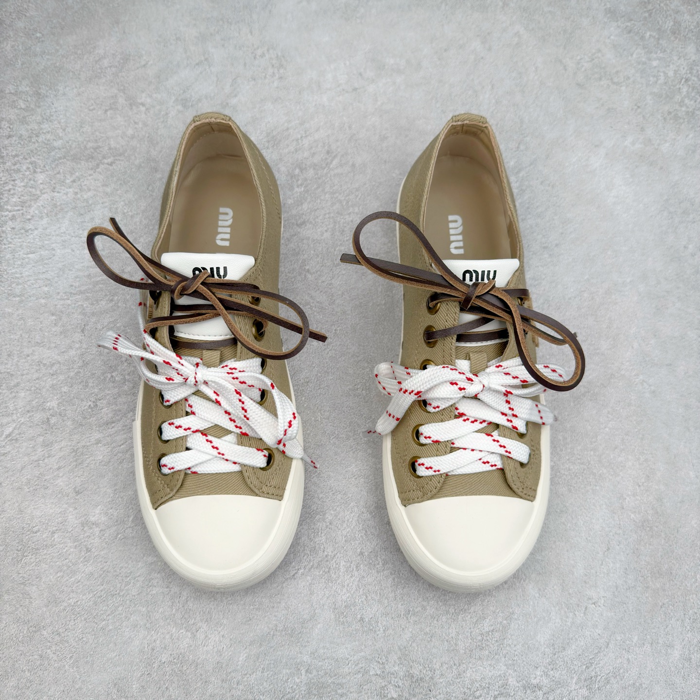 图片[2]-Miumiu缪缪 2025早春时尚新品帆布板鞋 双鞋带搭配 体现了Miu Miu 的大胆特色 尽展女士魅力 简约线条 别致徽标饰于鞋舌点缀 现代风格简约高级 轻松搭配 尽显女士风彩 羊皮内里 尺码：36/40-选品中心