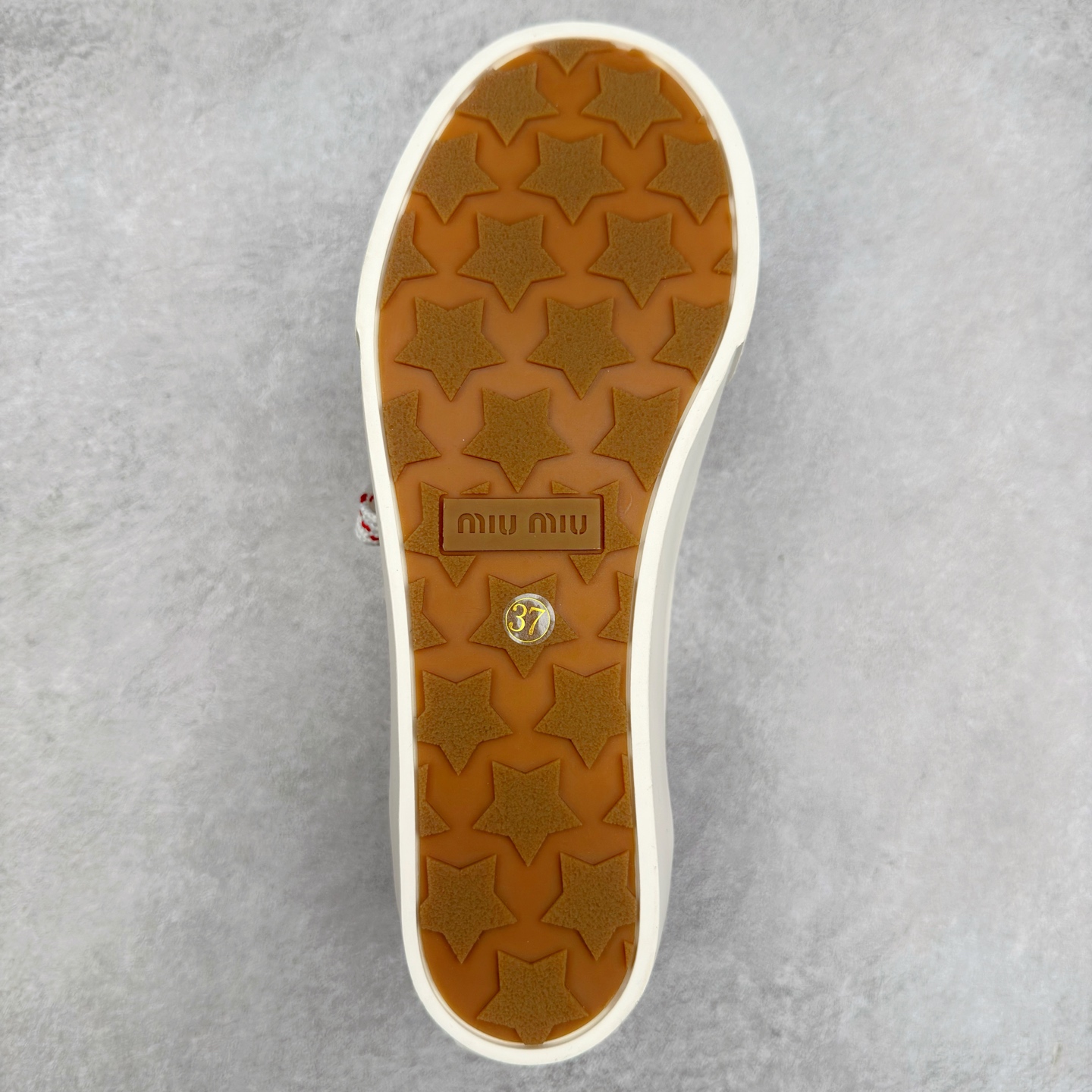 图片[9]-Miumiu缪缪 2025早春时尚新品帆布板鞋 双鞋带搭配 体现了Miu Miu 的大胆特色 尽展女士魅力 简约线条 别致徽标饰于鞋舌点缀 现代风格简约高级 轻松搭配 尽显女士风彩 羊皮内里 尺码：36/40-选品中心