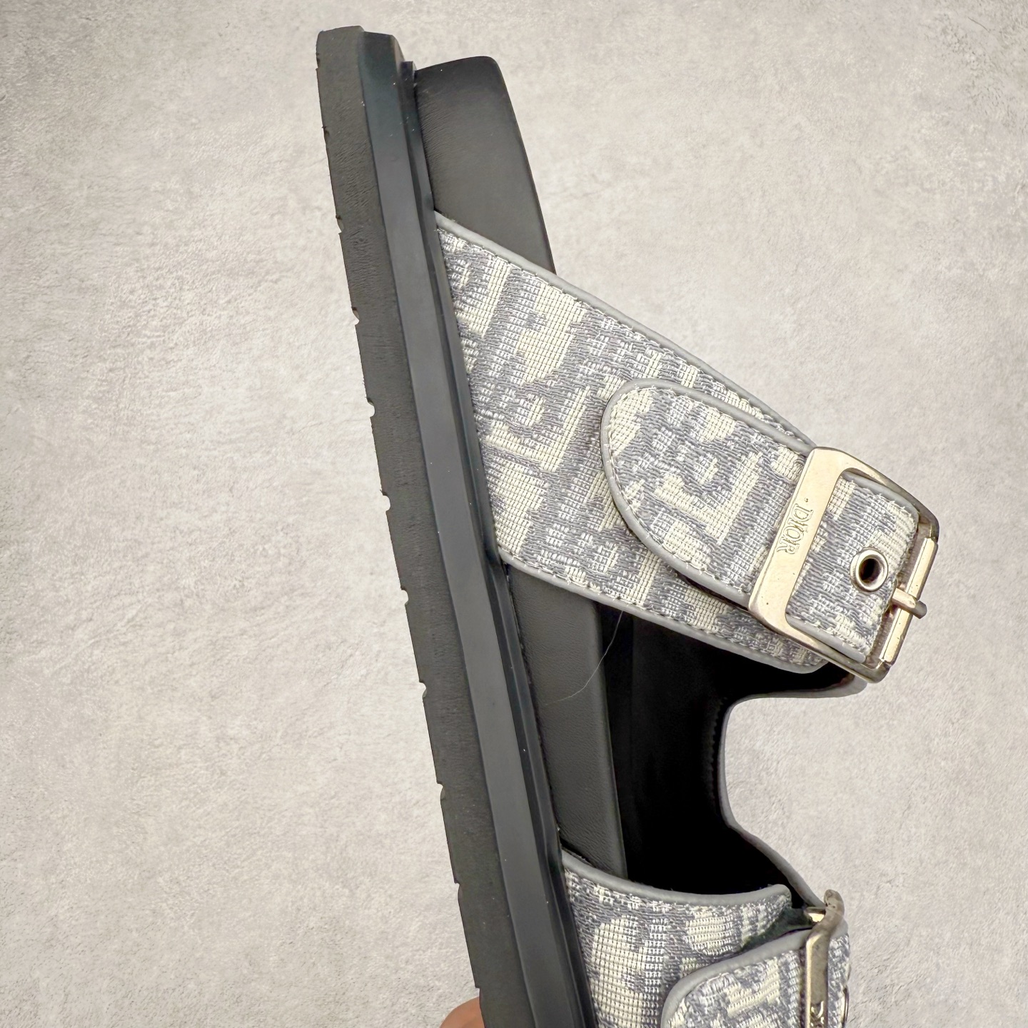 图片[6]-Dior 迪奥 Aqua 圆头平底 牛仔字母印花一字拖鞋 5色出货 现货独家供应‼ Dior 迪奥银色CD 扣图案重新诠释 灵感源自 Dior 档案。搭配“DIOR”标志和同色调凹口鞋底 可与短裤或牛仔裤轻松搭配，打造精致造型。 Size 38 39 40 41 42 43 44 45 46-选品中心