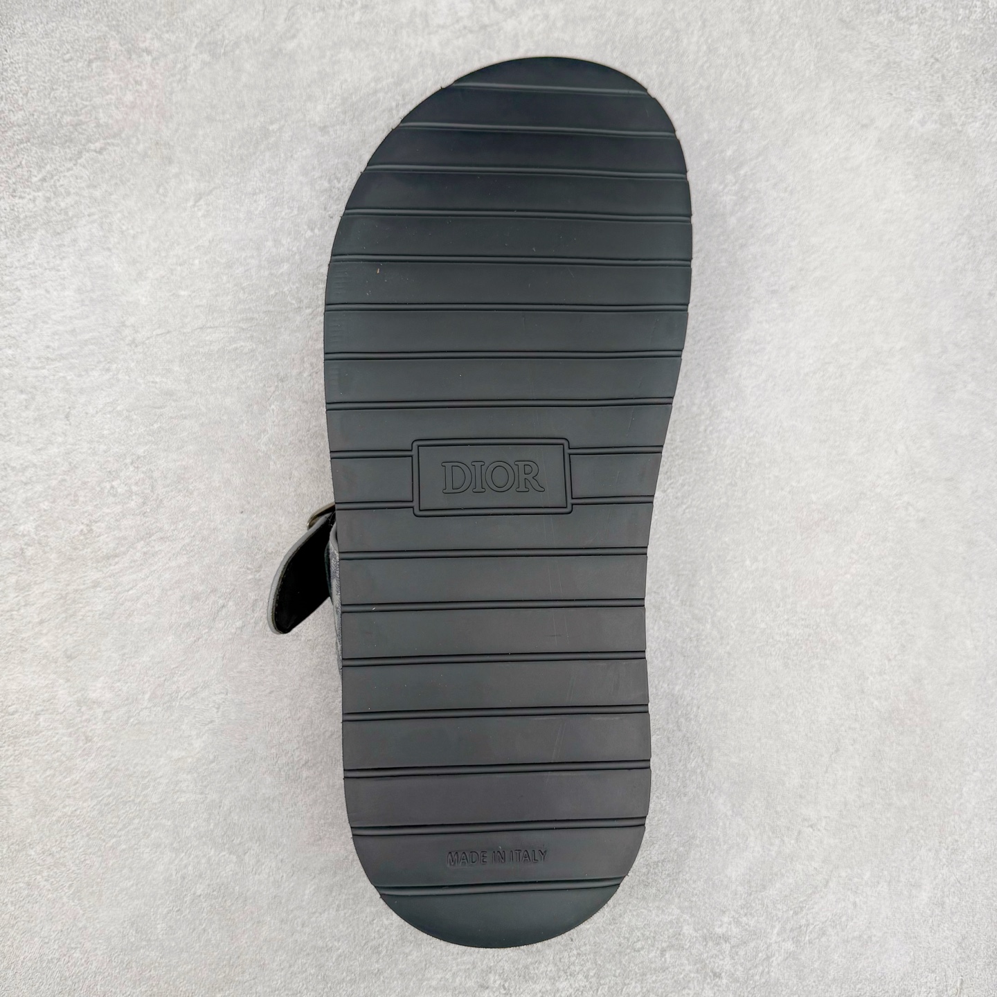 图片[9]-Dior 迪奥 Aqua 圆头平底 牛仔字母印花一字拖鞋 5色出货 现货独家供应‼ Dior 迪奥银色CD 扣图案重新诠释 灵感源自 Dior 档案。搭配“DIOR”标志和同色调凹口鞋底 可与短裤或牛仔裤轻松搭配，打造精致造型。 Size 38 39 40 41 42 43 44 45 46-选品中心