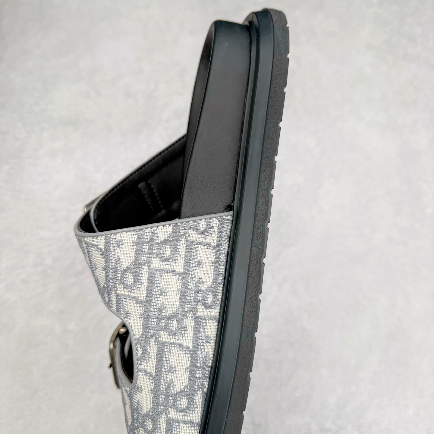 图片[7]-Dior 迪奥 Aqua 圆头平底 牛仔字母印花一字拖鞋 5色出货 现货独家供应‼ Dior 迪奥银色CD 扣图案重新诠释 灵感源自 Dior 档案。搭配“DIOR”标志和同色调凹口鞋底 可与短裤或牛仔裤轻松搭配，打造精致造型。 Size 38 39 40 41 42 43 44 45 46-选品中心